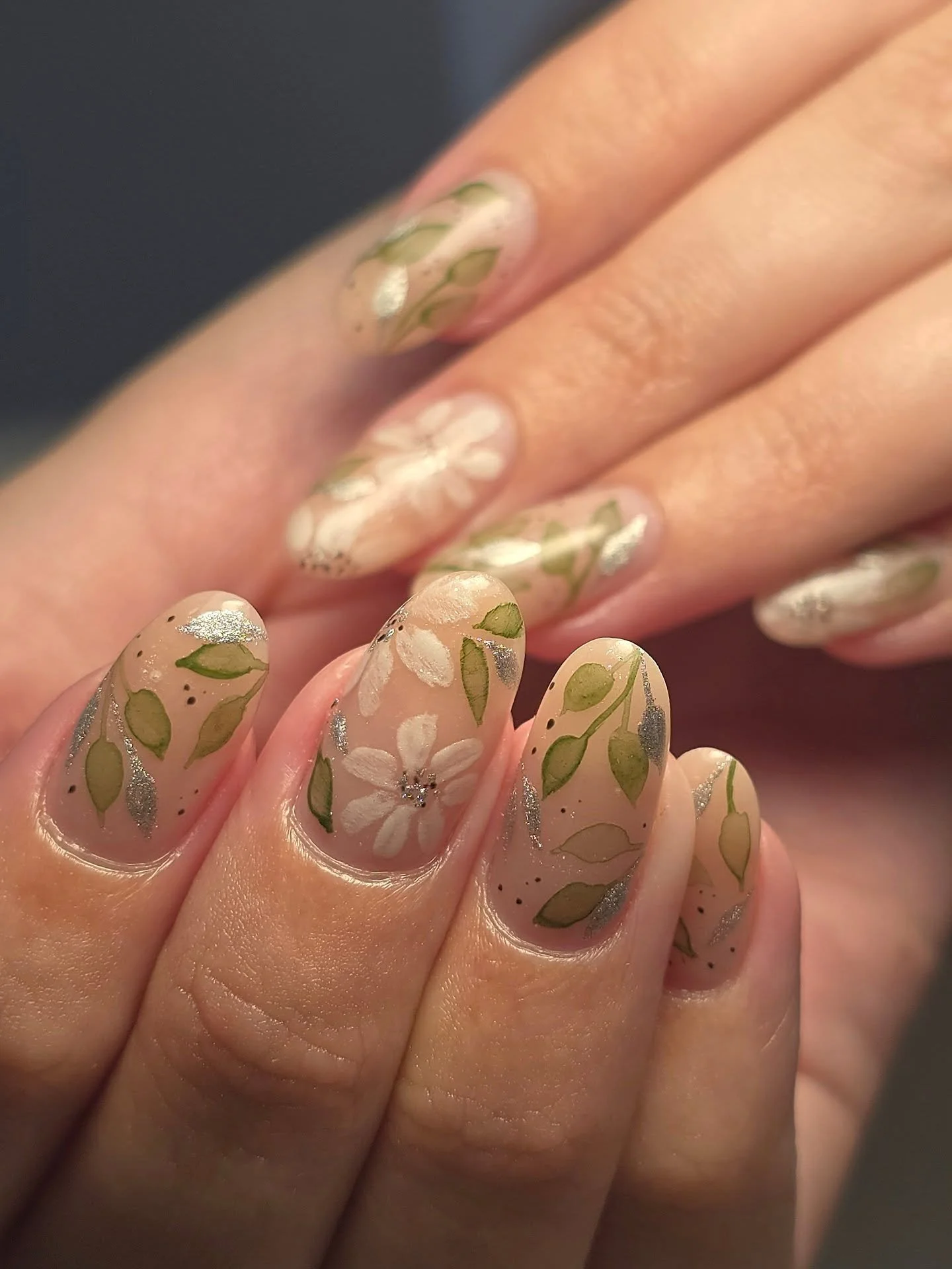 Paintstroke flowers AND watercolour leaves = absolute match made in heaven! 🌿 

@lightelegancehq JimmyGel in Cappuccino Shimmer making for the most beautiful base @gel_inc_supplies 
+ @magpiebeautynz watercolour palette 🎨 

💅🏼 service: structured