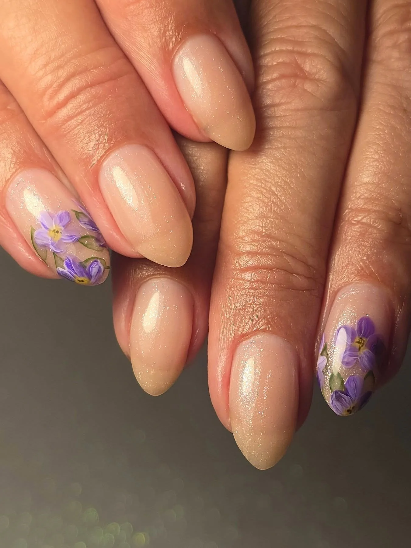 The sweetest paintstroke violets on top of some little soft watercolour leaves 🍃 

Using@lightelegancehq JimmyGel in Cappuccino Shimmer which makes for the perfect gentle shimmer base along with buttercreams for the flowers 🌸 @gel_inc_supplies
+ @m