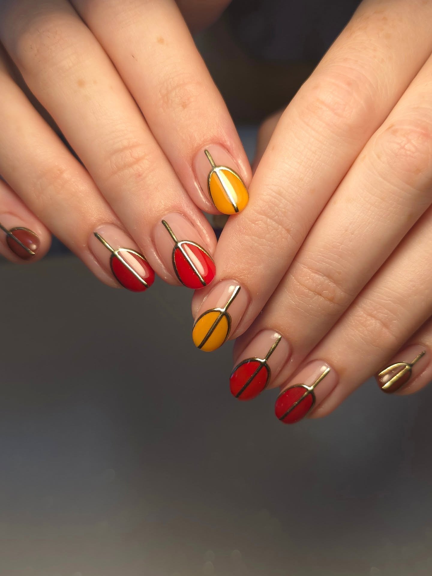 Slight change in the temperature and I am diving right into all these autumn tones 🍂

This warm toned gradient from brown to yellow is absolutely dreamy 💛🧡❤️🤎 

💅🏼 service: structured gel infill + long nail add on + level 4 nail art 

Using @li