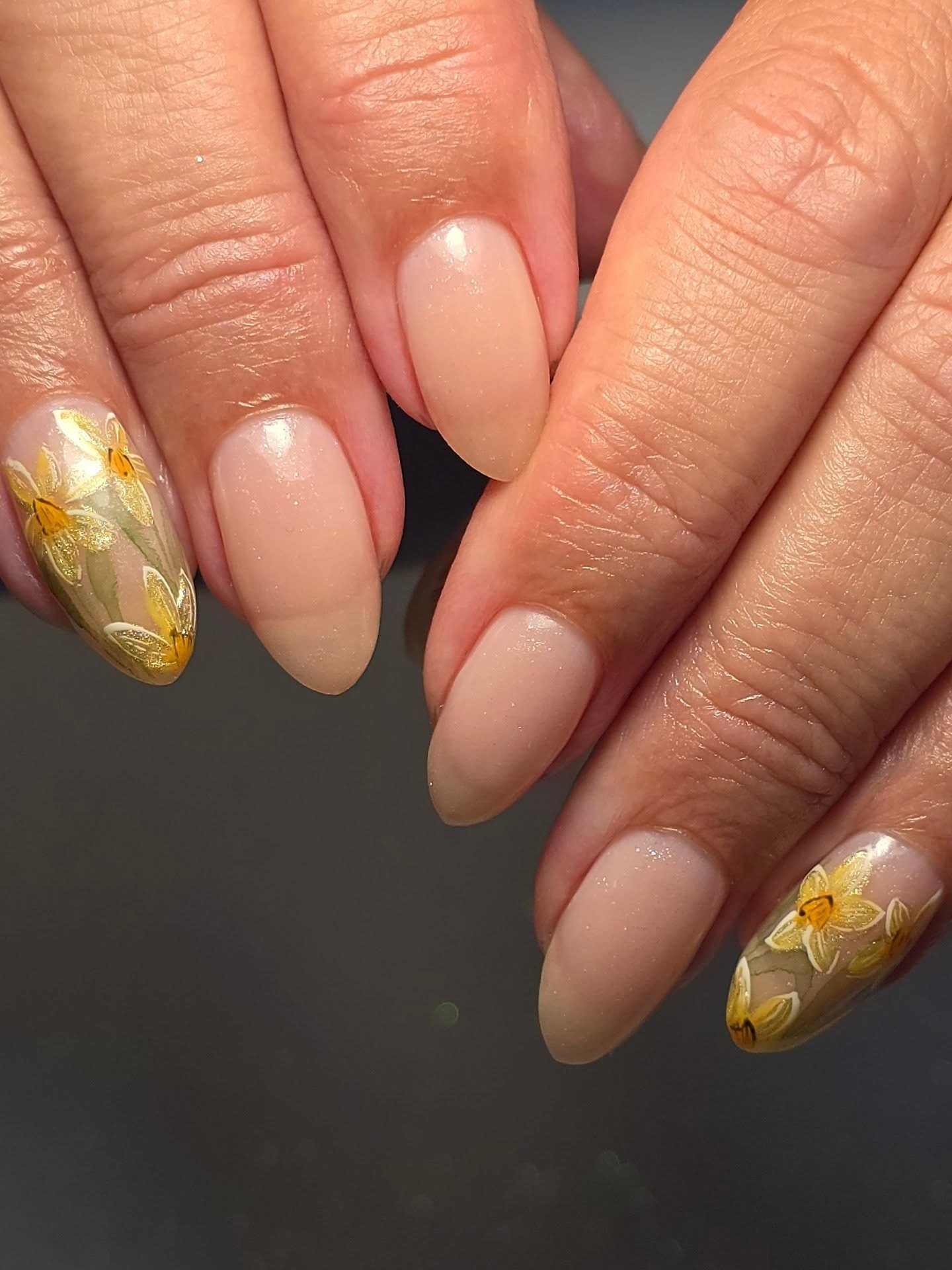 Another month, another set of paintstroke birth month flowers, this time some cute wee daffodils! 🌼 

I am loving combining a bit of watercolour with a bit of gel paint art at the moment, the depth and variation make for such a stunning feature! 🎨 