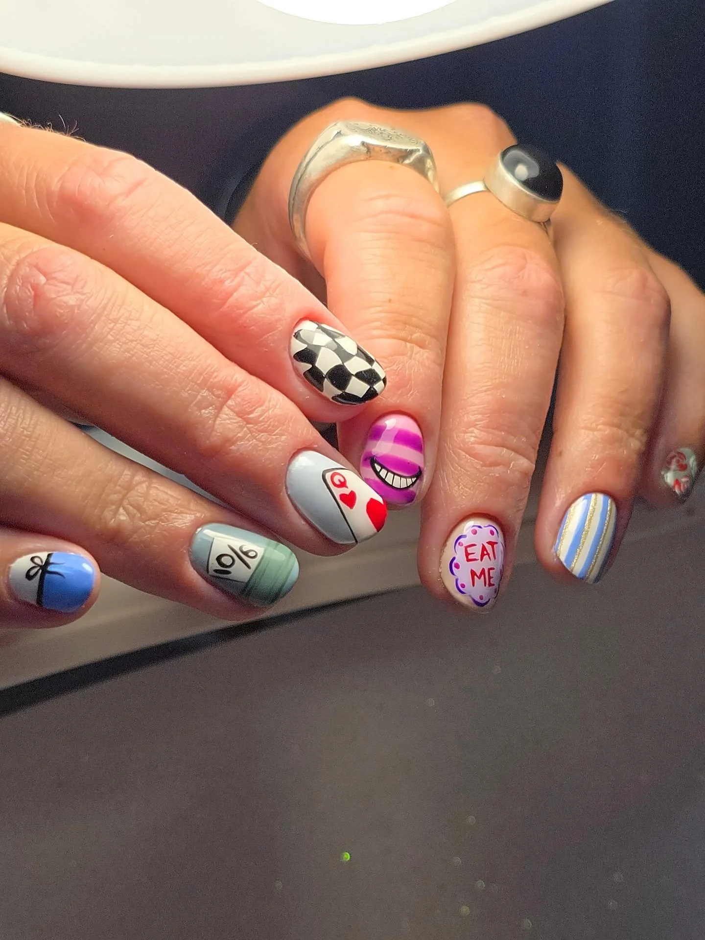 "The secret, Alice, is to surround yourself with people who make your heart smile. It's then, only then, that you'll find Wonderland" 🎩

While doing this set for @tjyourlocalgay I remembered that we had done a set of Alice themed nails bef