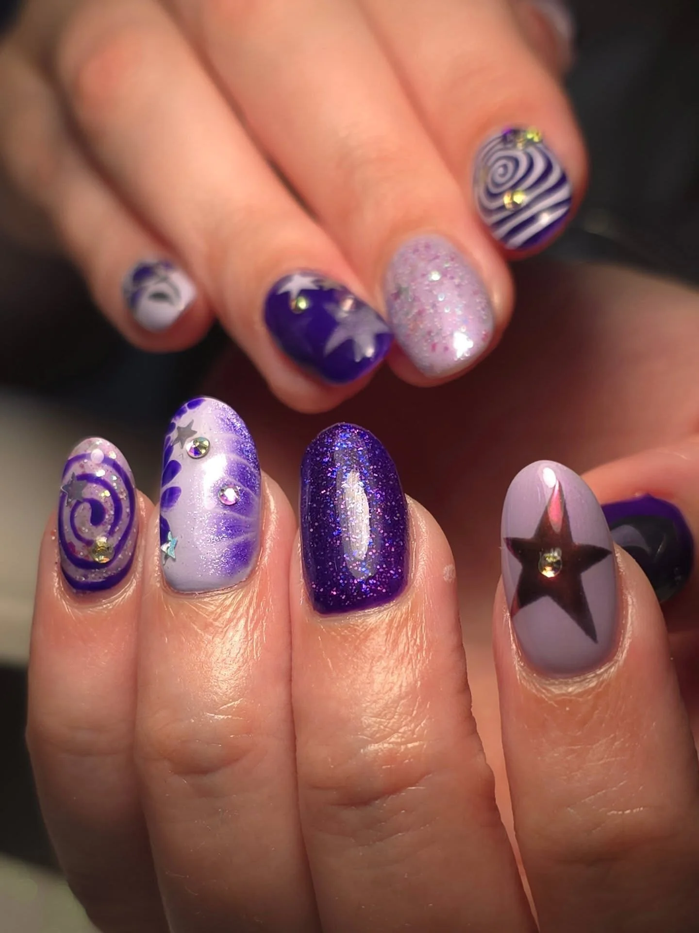 The brief was 💜PURPLE💜 but there was zero other requests, so I got to pull out a bit of everything for these. 

Chrome, glitter, gems, cat eye gel, and the results were slightly chaotic, but cohesive 🔮

Using @lightelegancehq products @gel_inc_sup