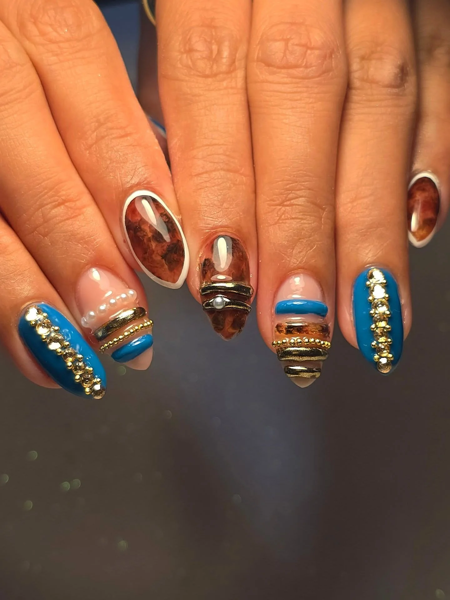 Welcoming in autumn with these beauties! Torties and jewel tones always scream autumn to me, add in some bangle style feature nails and rhinestones... perfection 👌🏼

Using: 
&bull; @lightelegancehq products for the base + colours @gel_inc_supplies 