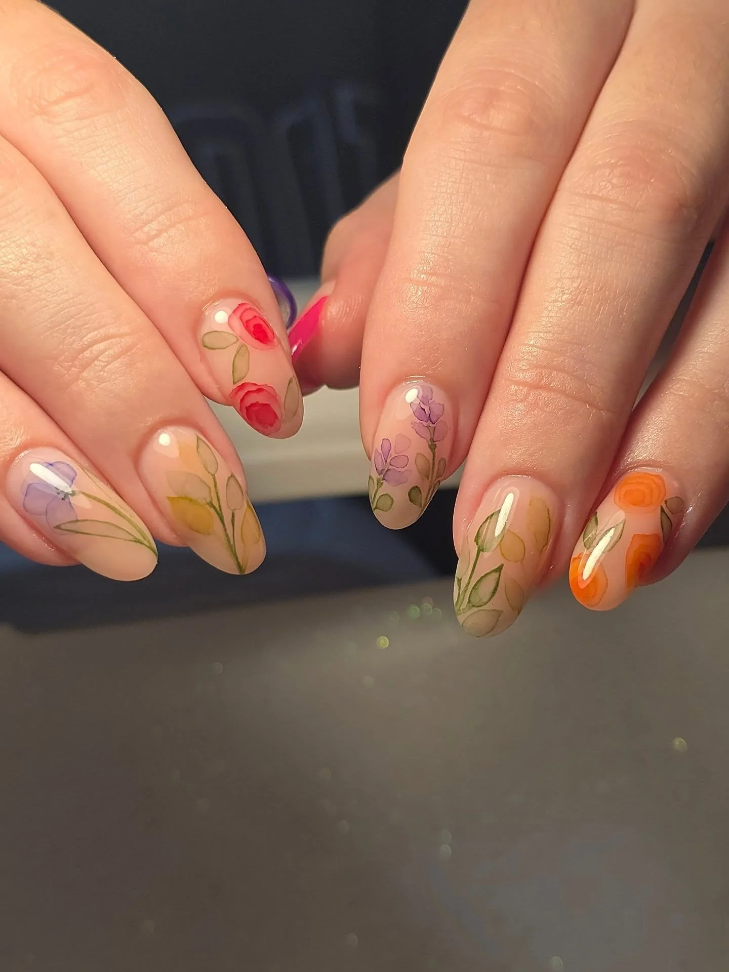 My @magpiebeautynz watercolour palette is getting a real work out at the moment 🎨 

This dainty mix of florals brought me so much joy as I watched it all come together! 🌸 

Base - @lightelegancehq Lexy Line Extreme in Ideal Pink @gel_inc_supplies 
