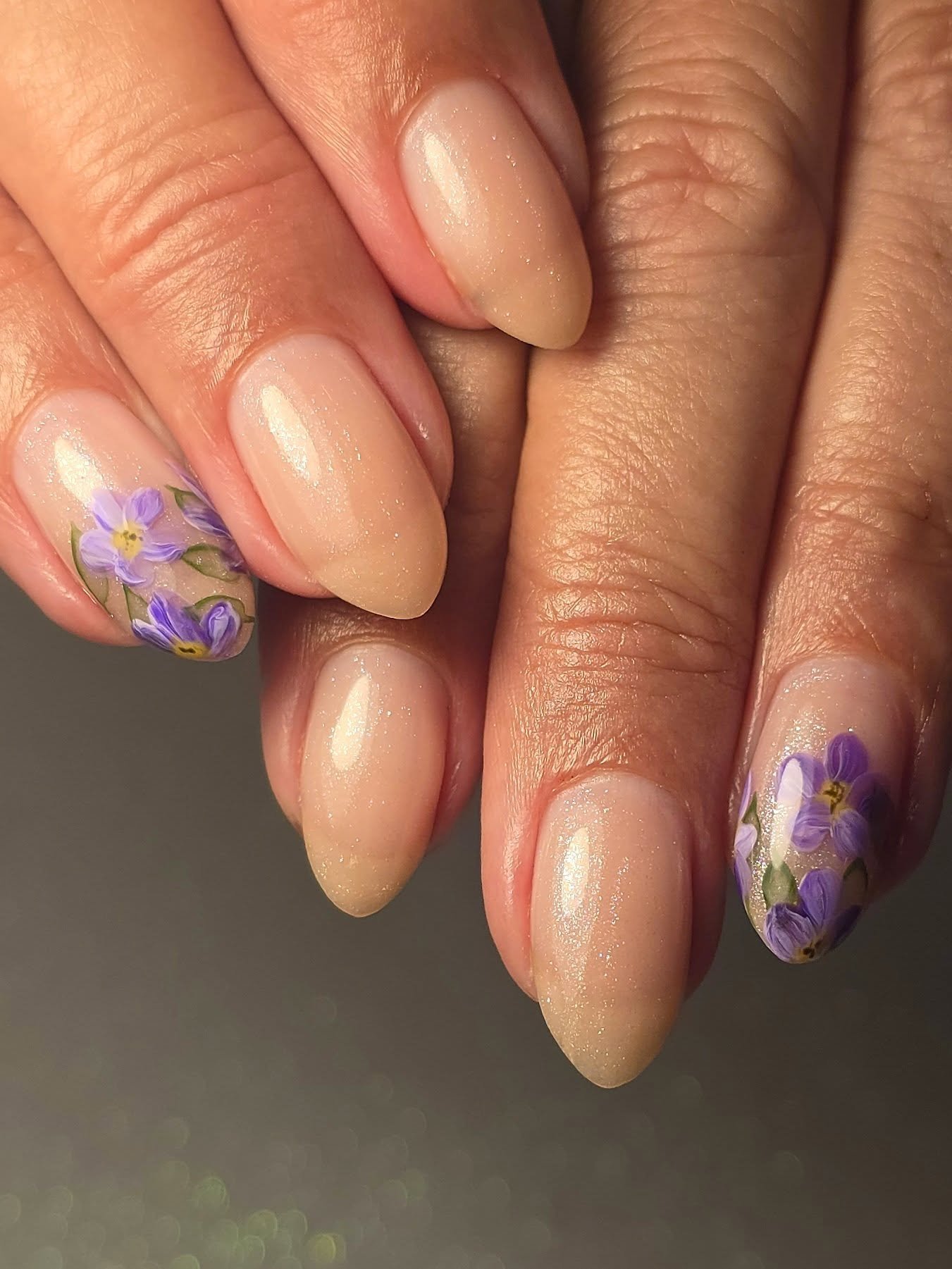 The sweetest paintstroke violets on top of some little soft watercolour leaves 🍃 

Using@lightelegancehq JimmyGel in Cappuccino Shimmer which makes for the perfect gentle shimmer base along with buttercreams for the flowers 🌸 @gel_inc_supplies
+ @m