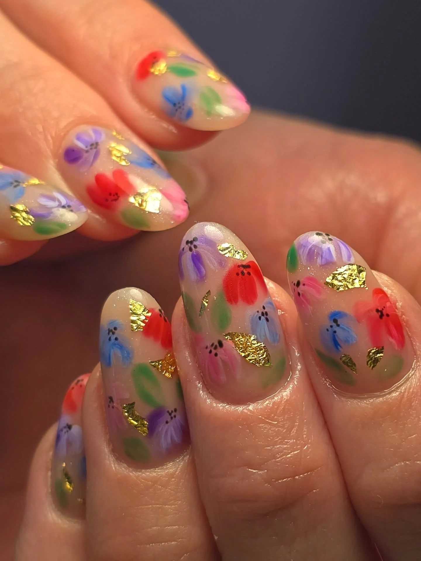 My favourite paintstroke flowers are really having a lil moment of their own just now and I am well and truly here for it! 🌸 

💅🏼 service: structured gel infill + deluxe "I don't know what I want" nail art + long nail add-on

Using @ligh