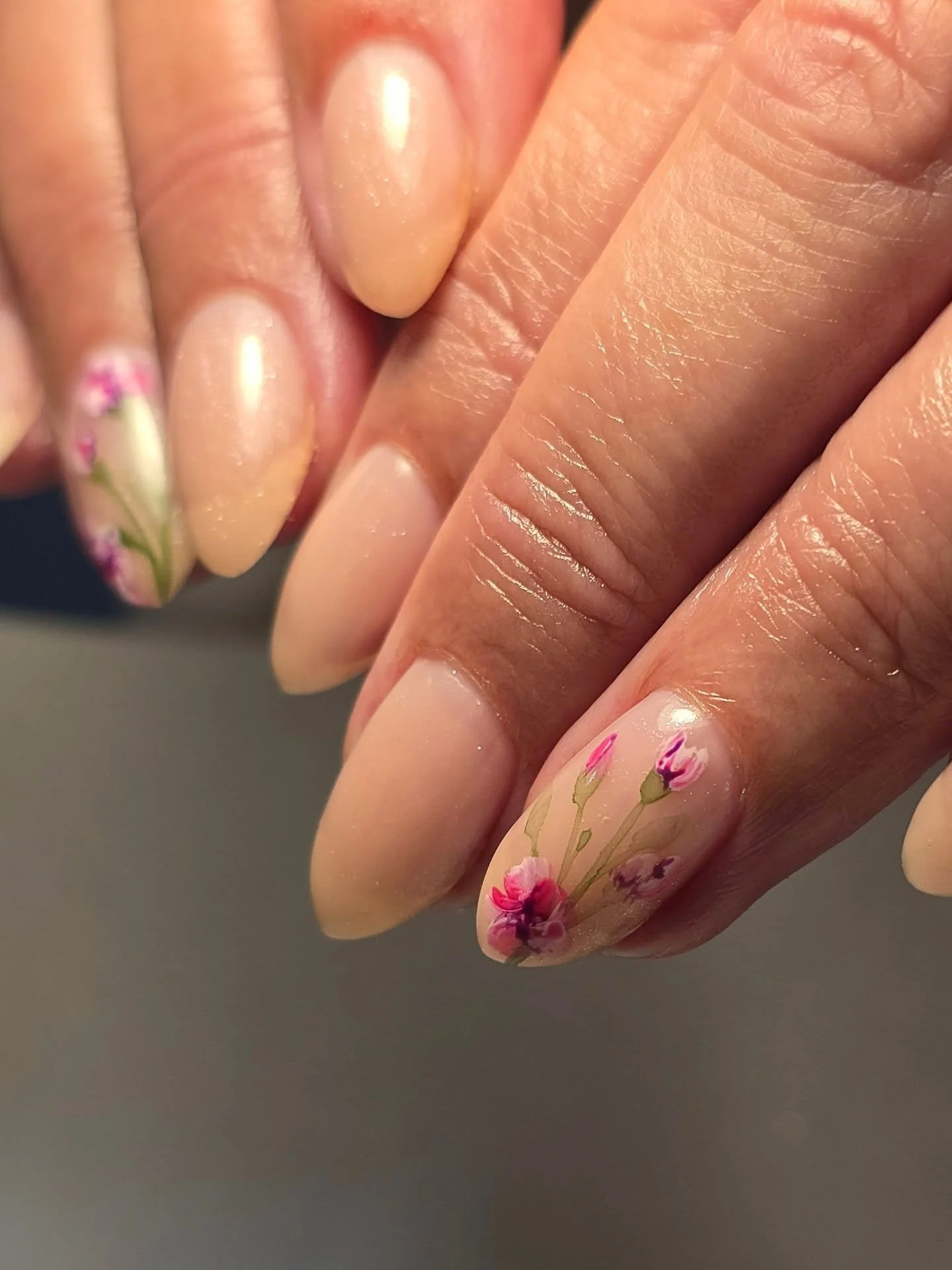 Some sweet little carnations, we are loving this combination of watercolour leaves paired with hand painted flowers 🌸 

💅🏼 service: structured gel infill + level 4 nail art 

✨️

Using @lightelegancehq JimmyGel Cappuccino Shimmer and buttercreams 