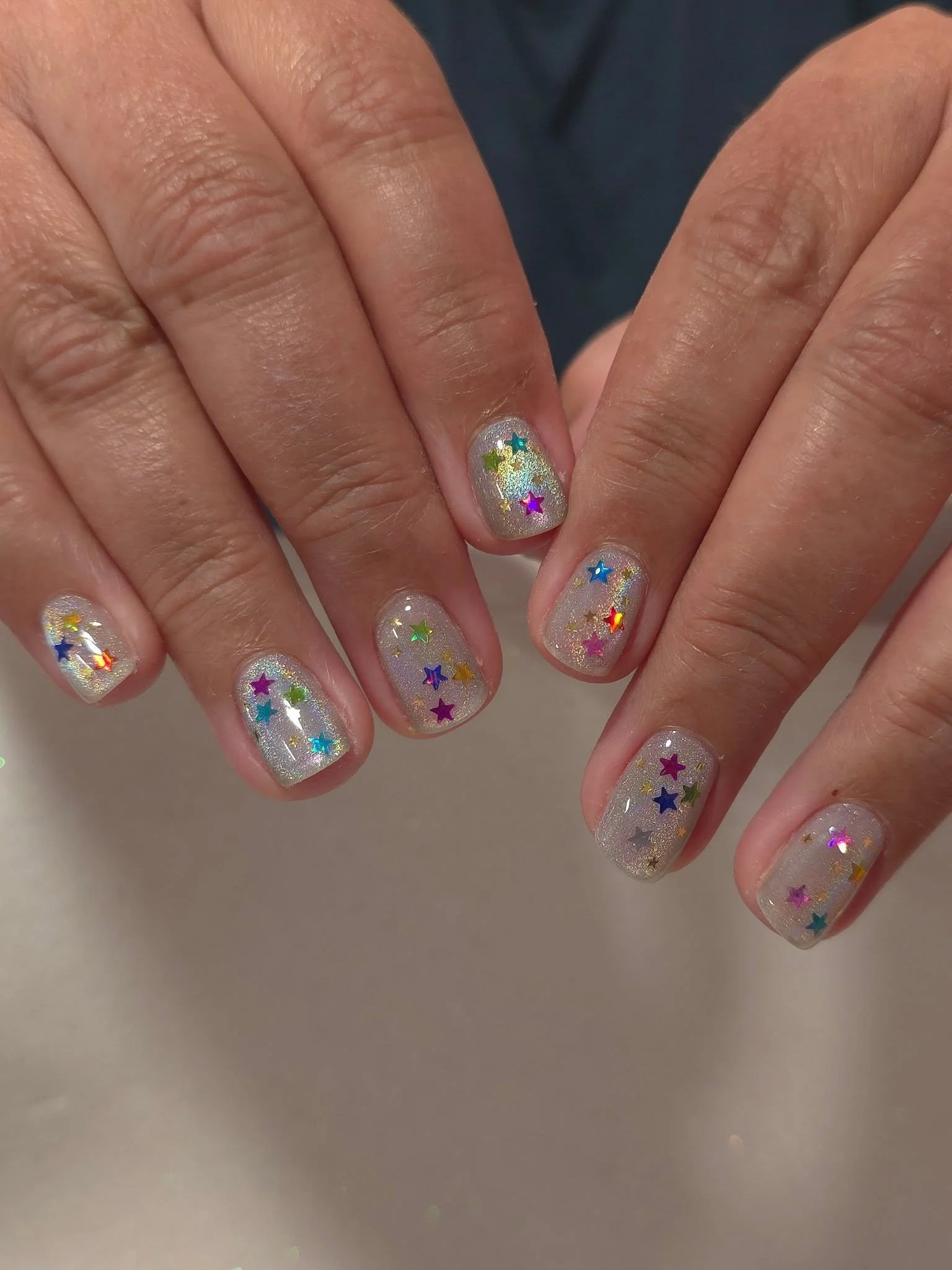 Some more holographic goodness, this time we decided we needed to add some stars in there 🌟 

Using @kenziconz_aus holographic cat eye top coat

Stars encapsulated with my fave @lightelegancehq SkinnyJimmy @gel_inc_supplies 

💅🏼 service: structure