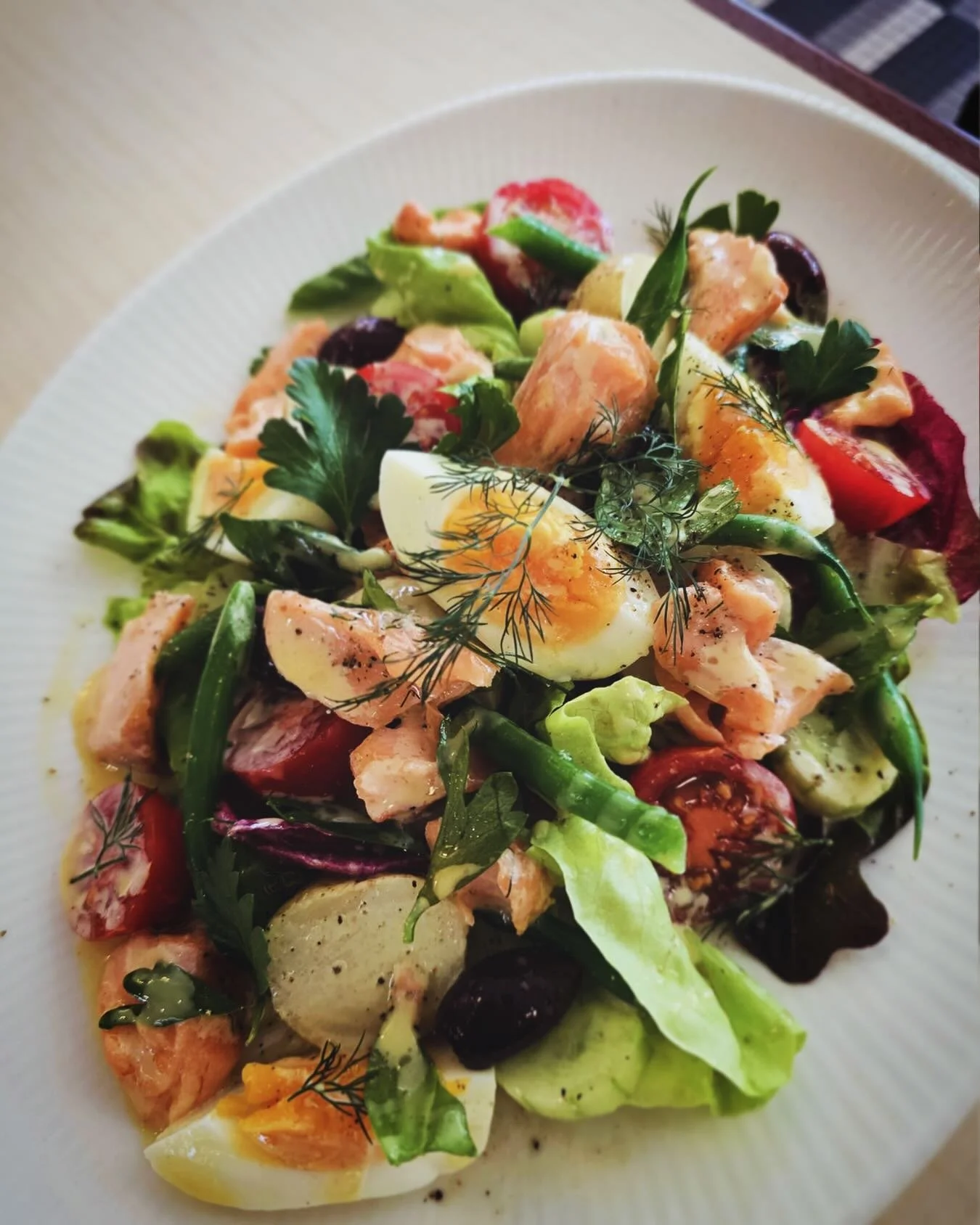 Lunch special starting today, Poached King Salmon Ni&ccedil;oise.

Vine ripened tomato, chats, olives, haricot verts, egg, soft leaves, lemon Dijon dressing.

A simple, fresh favourite. 

#chipbeebistro #chipbeegardens #hnhg