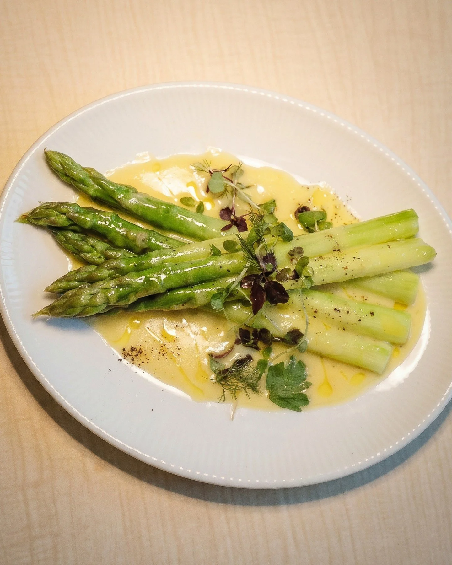 Simply Asparagus.⁠
⁠
Steamed Aussie jumbo asparagus, lemon butter sauce and fresh herbs.⁠
⁠
#sglunch #weekdaylunch #hollandvillage #chipbeegardens #sgfoodie #singaporedining