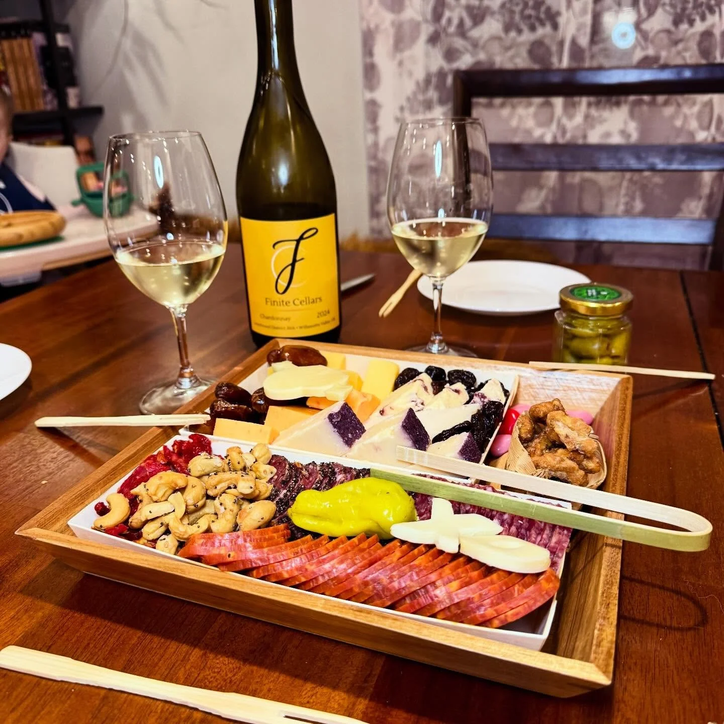 Valentines Day is different now with small kids, but we shared the love by enjoying a charcuterie picnic from @boarderie with some of our Laurelwood District Chardonnay 💛 🩷 ❤️ 

Happy Valentine&rsquo;s Day to everyone, we hope you shared the day wi