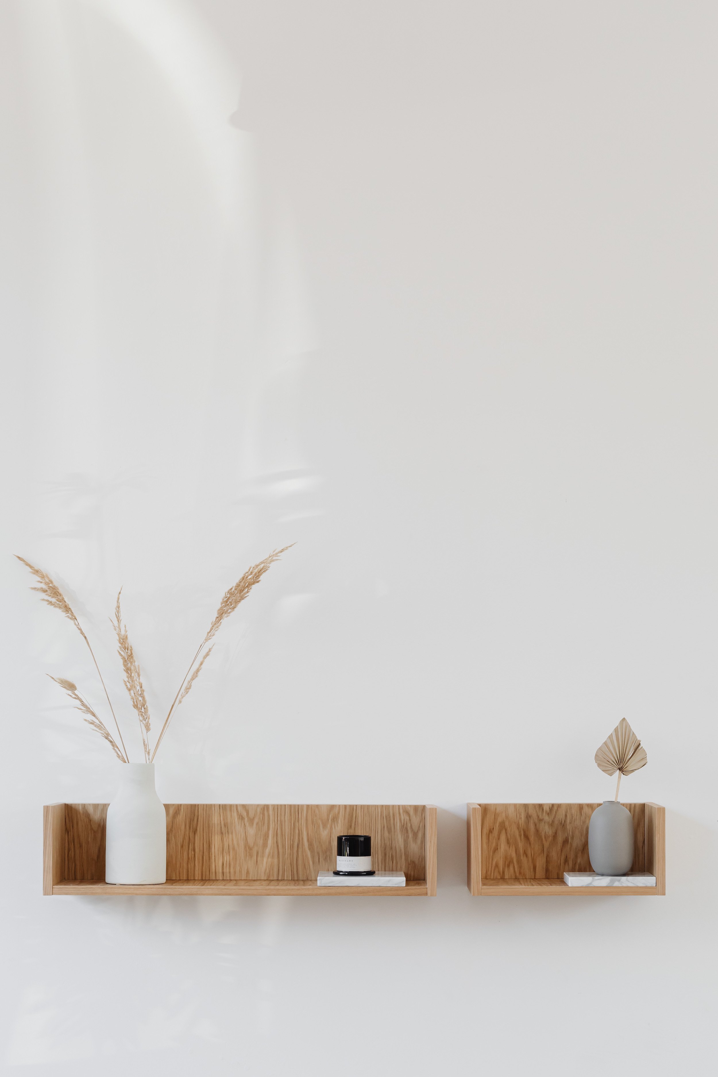 kaboompics_dried-palm-leaves-grass-candle-21370.jpeg