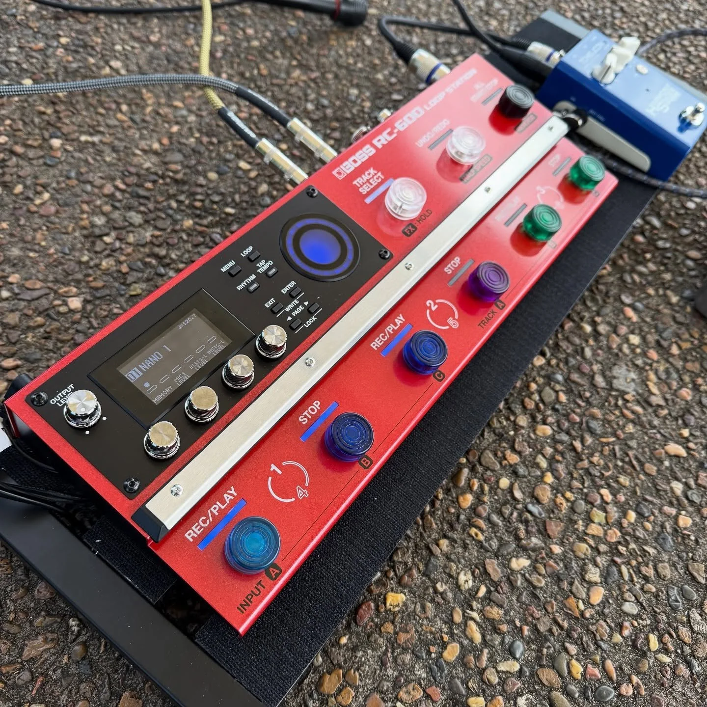 My new set up! Thanks @em_ily_april from @musoscorner for your help on getting it together ✌🏼
#bossrc600 #tcheliconharmonysinger2 #looper #guitarist #stompbox
@wazinatoraustralia