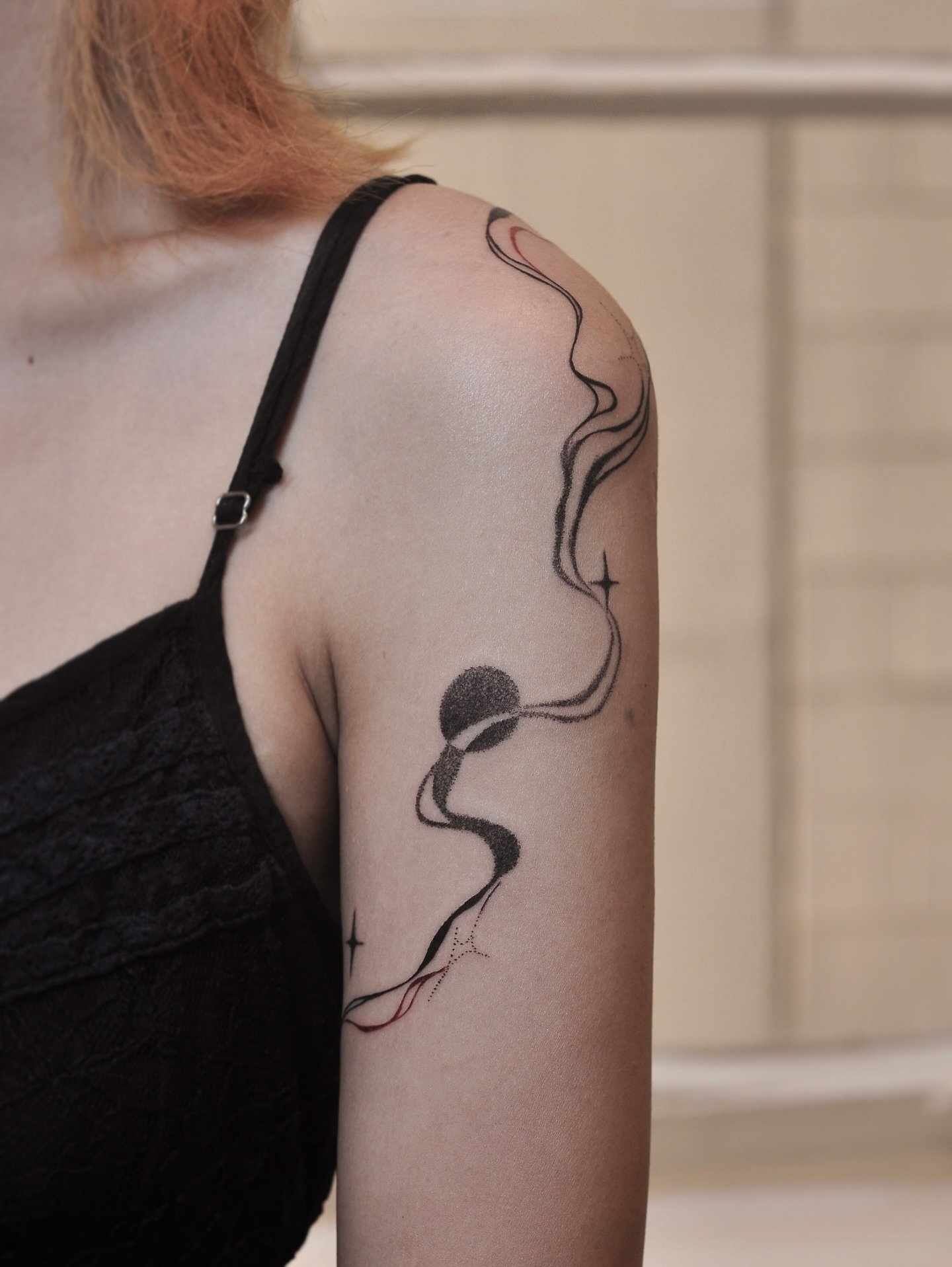 Abstract flowy design to compliment Panta&rsquo;s existing shoulder piece ✨

(Flower &amp; hand not by me but we added some sharp nails)

Feb - Mar Bookings open 💌
Please use my booking form (linked in bio) or DM for enquiries !

#australiatattoo #f