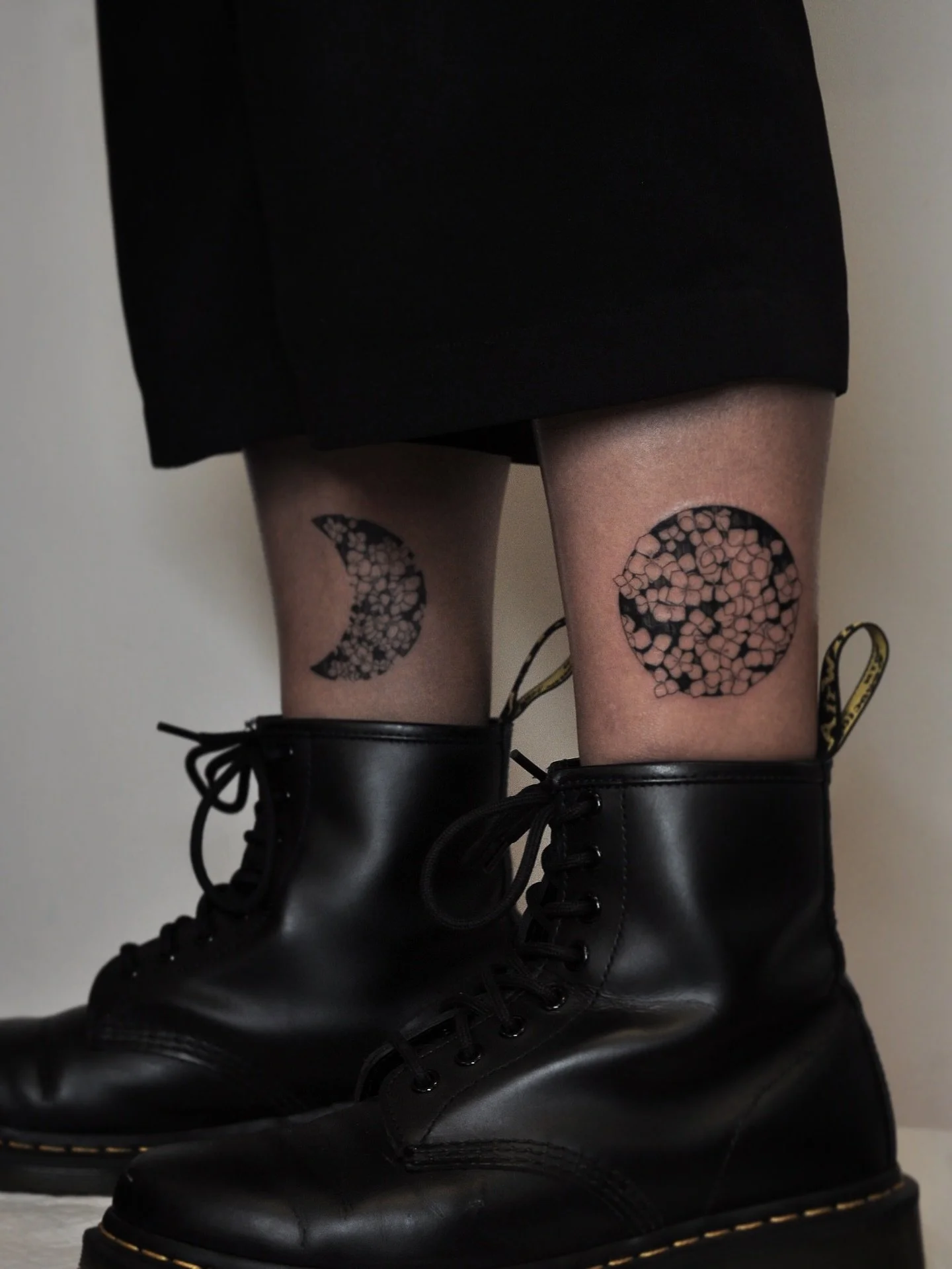 Matching Hydrangea moon phases for Kayla ! 🌔 (from my older flash)

.
Mar - Apr Bookings open 💌
Please use my booking form (linked in bio) or DM for enquiries !

.

#sydneytattoo #finelinetattoo #illustrativetattoo #hydrangeatattoo #flowertattoo