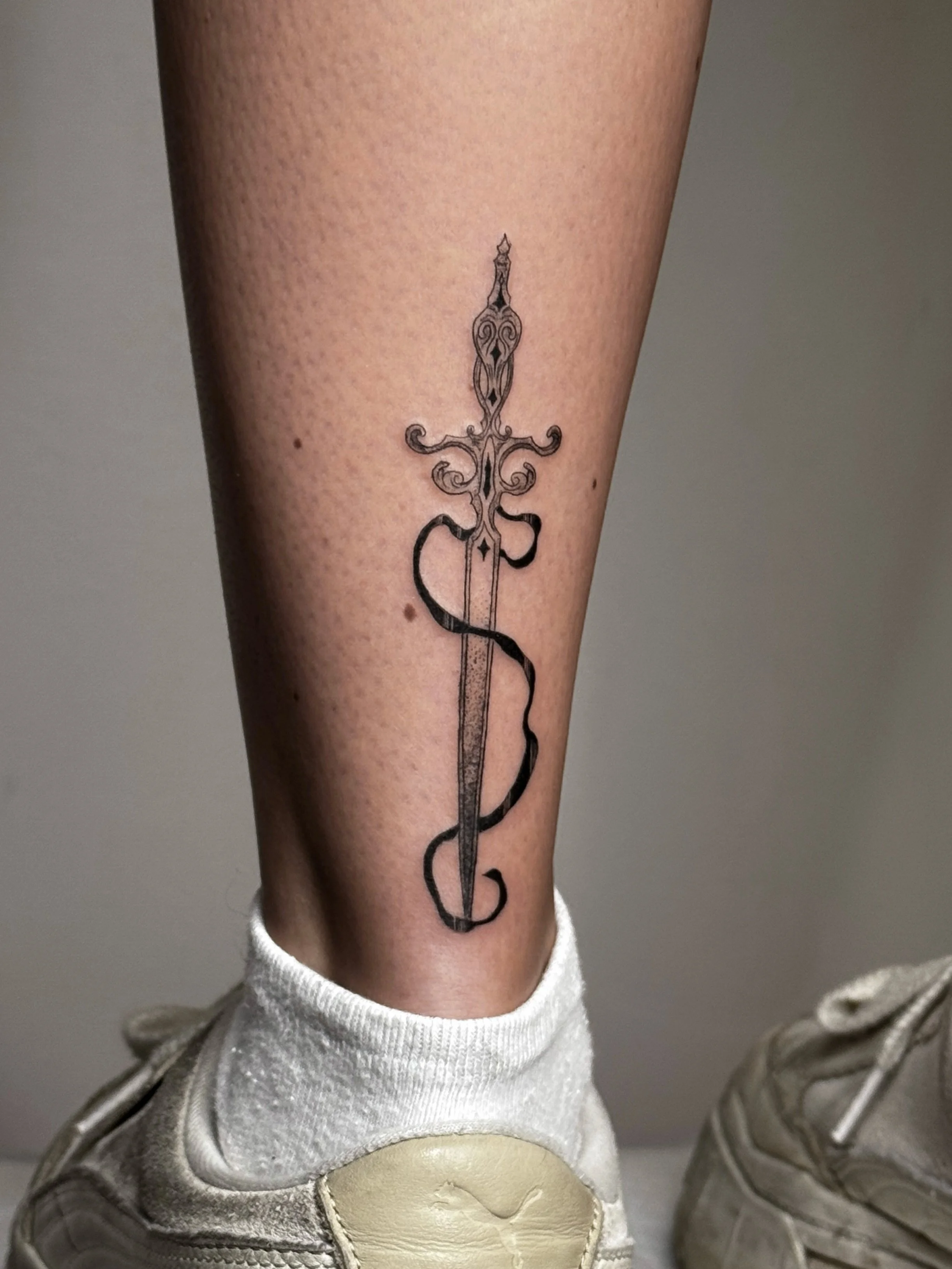 Dagger from my flash !🗡️

Aug - Sep Bookings open 💌
Please use my booking form (linked in bio) or DM for enquiries !

#australiatattoo #finelinetattoo #illustrativetattoo #daggertattoo #swordtattoo