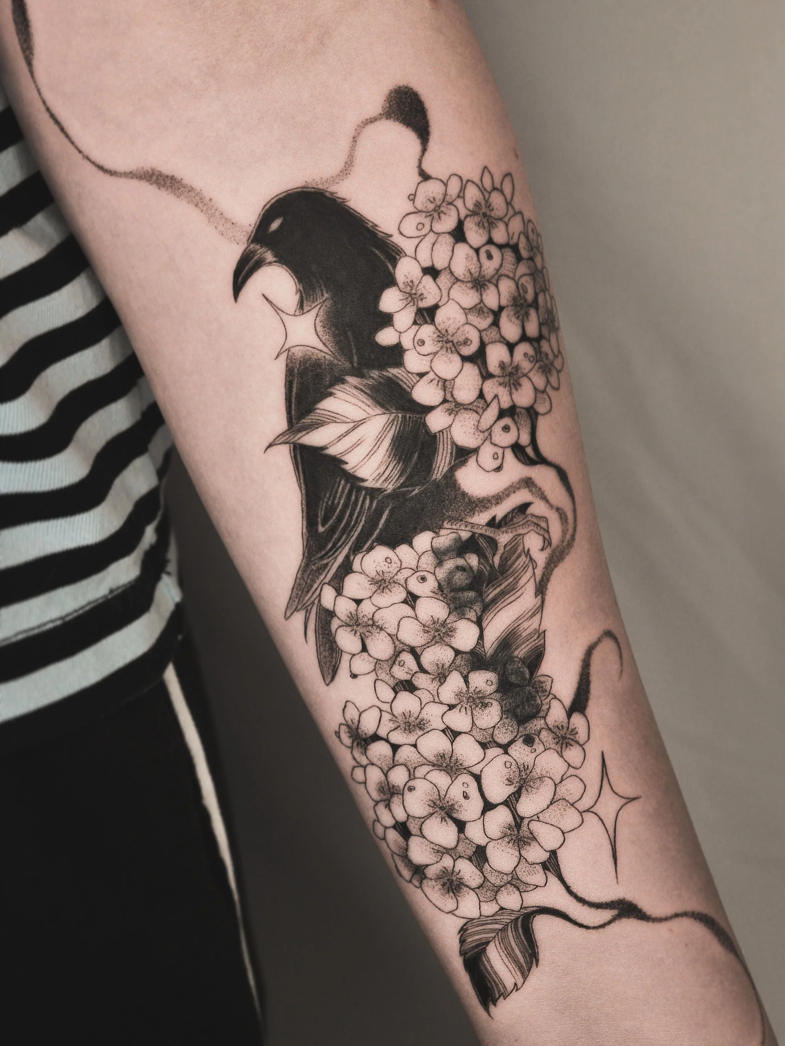 A crow among hydrangeas 🐦&zwj;⬛✨ 

Anneke asked for a custom piece to coverup an old tattoo and match the vibes of previous sleeve we did over a year ago ! I was given so much creative freedom and loved how this one turned out ☺️

.

Aug - Sep Booki