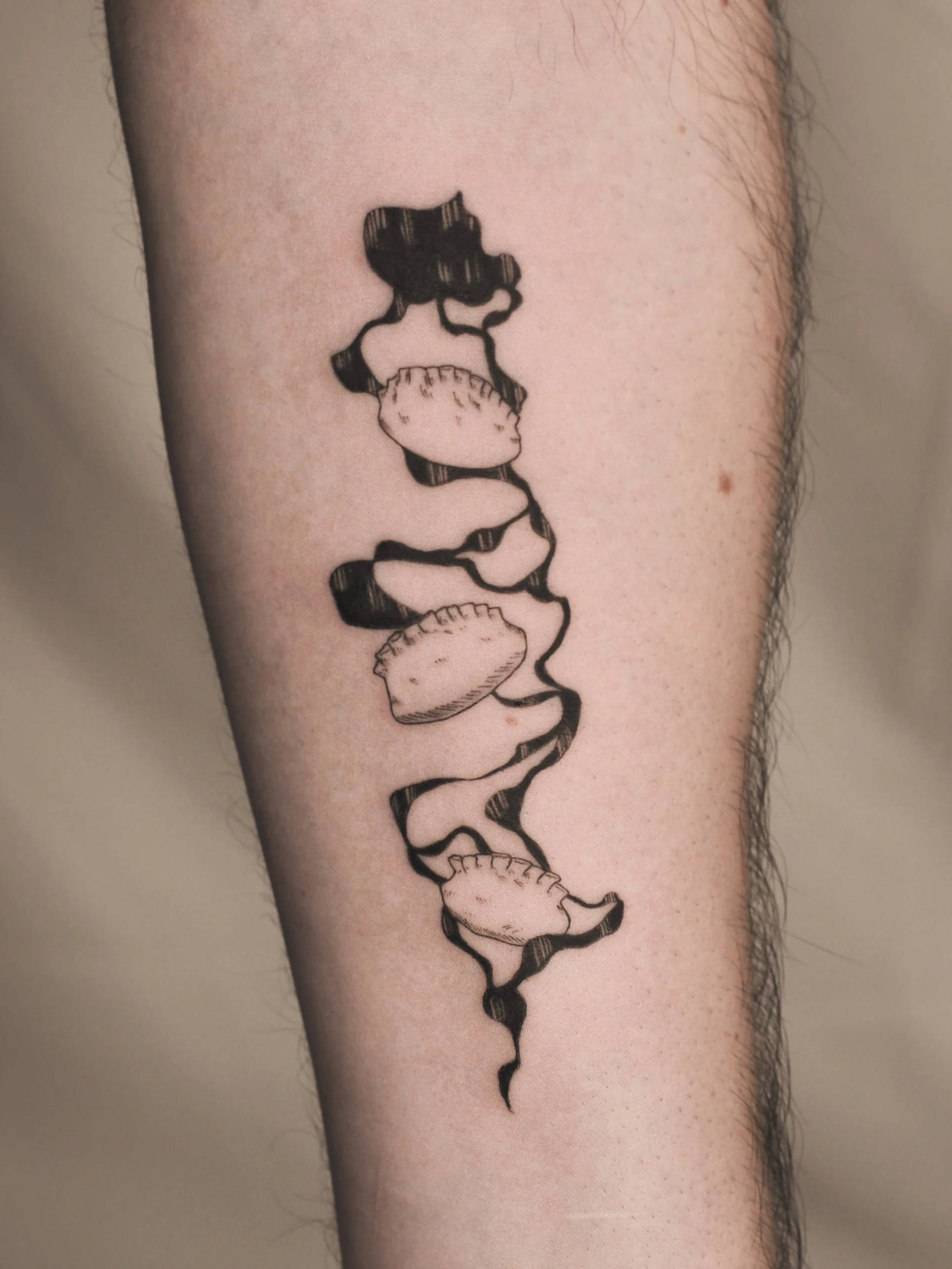 Some dumplings for Jack 🥟🥟

From my dorohedoro flash !

Sep - Oct Bookings open 💌
Please use my booking form (linked in bio) or DM for enquiries !

#animetattoo #illustrativetattoo #smoketattoo #dorohedorotattoo dorohedoro