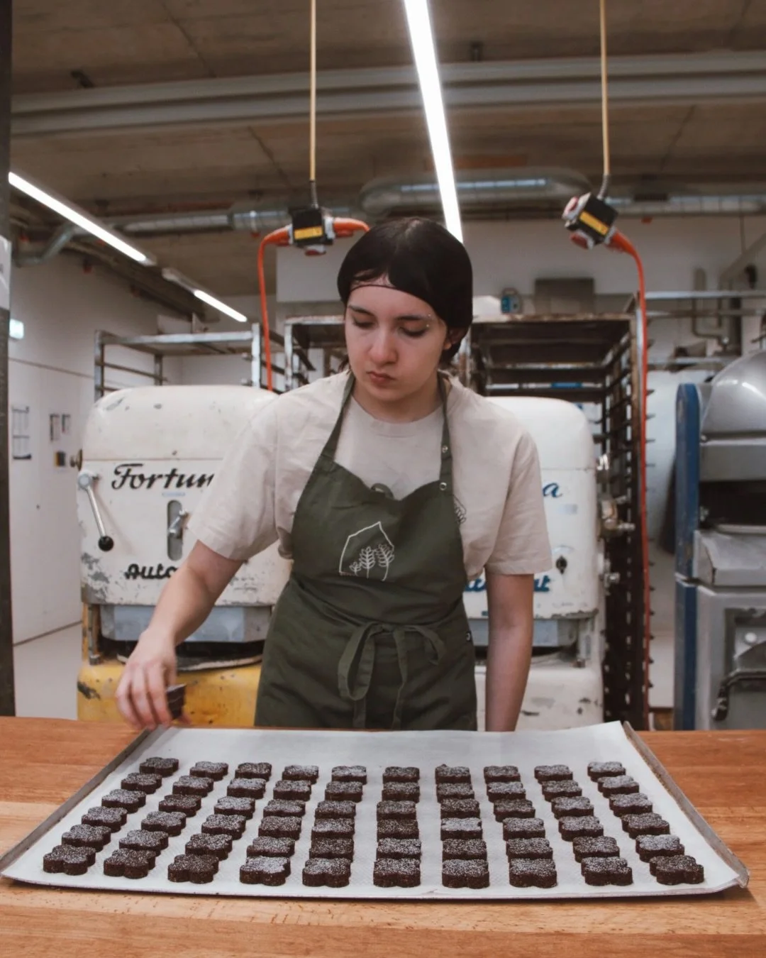 Heute m&ouml;chten wir euch Lena vorstellen &ndash; unsere Lernende B&auml;ckerin/Konditorin im 3. Lehrjahr 👩🏻&zwj;🍳

Lena arbeitet t&auml;glich mit viel Herz in unserer Produktion und sorgt daf&uuml;r, dass unsere Weihnachtsguetzli, Sachertorten 