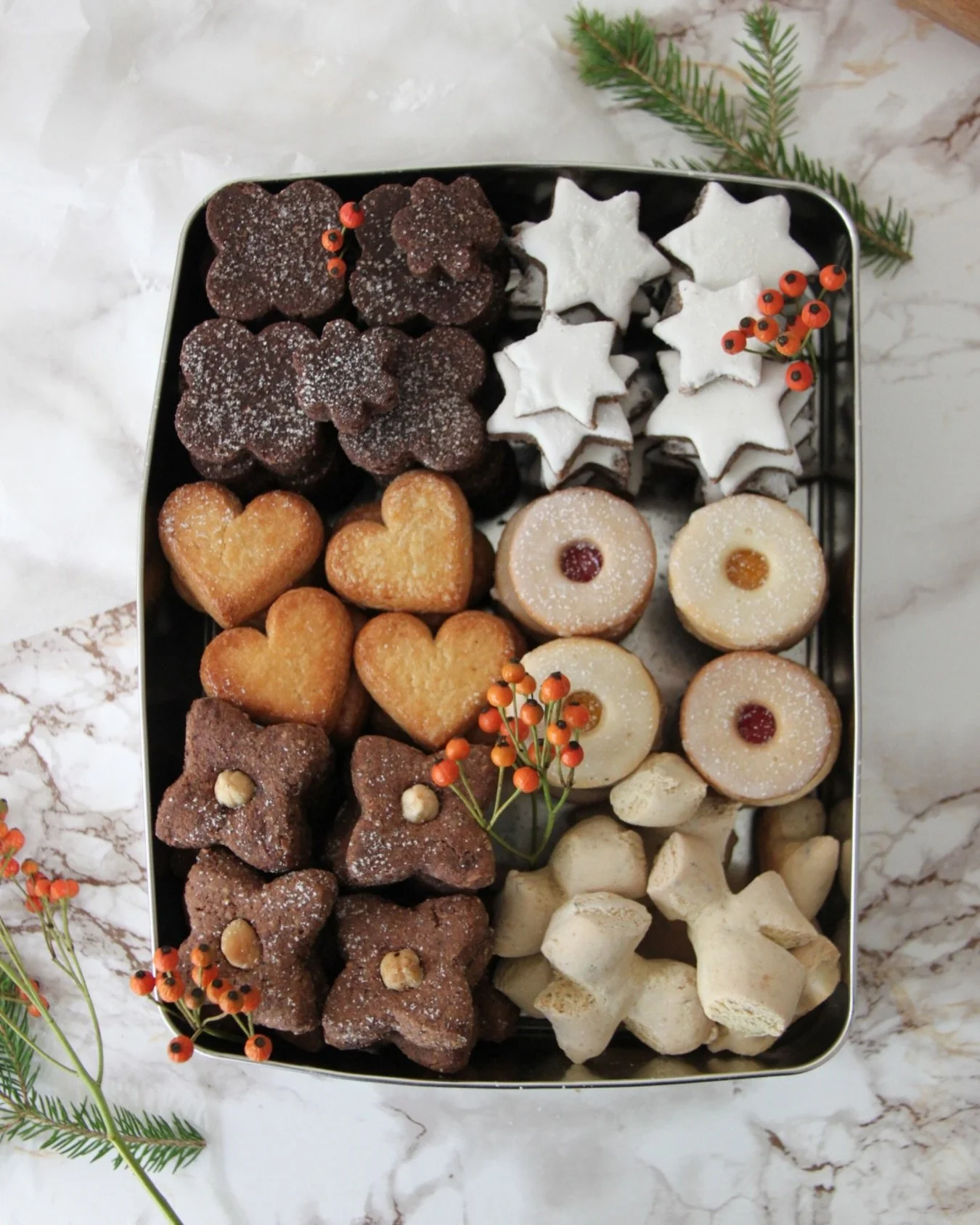 Ein bisschen von allem &ndash; und ganz viel Weihnachtsfreude ✨ 

Unsere Guetzli-Auswahl vereint Klassiker, Lieblingsst&uuml;cke und festliche Formen, liebevoll von Hand gemacht. 
Perfekt zum Teilen, Verschenken oder selber Geniessen 🎁🤍

#Weihnacht