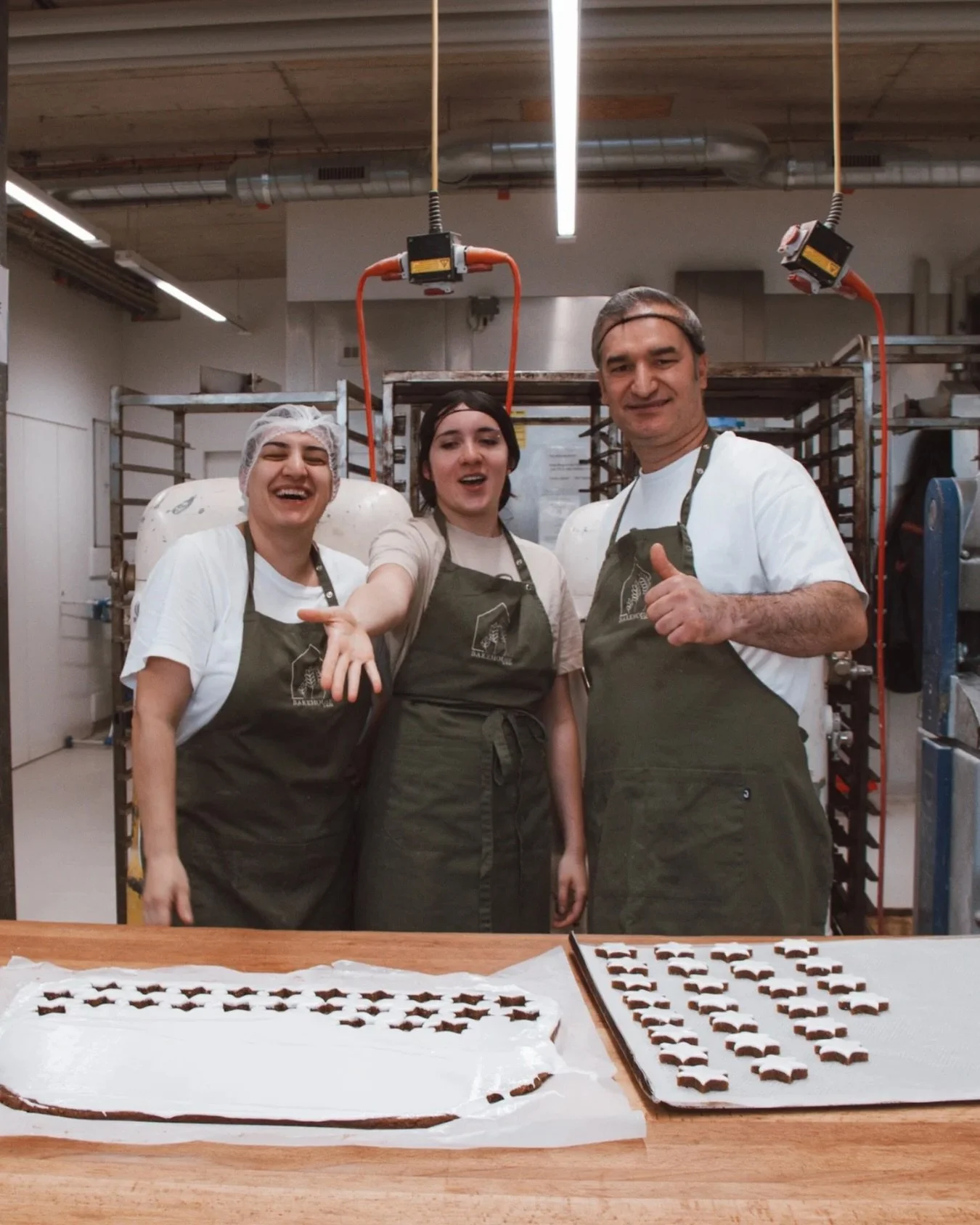 Hinter jedem Geb&auml;ck steckt ein Mensch mit Leidenschaft 🤎 

&Uuml;ber 50 Mitarbeiter:innen stehen hinter unseren K&ouml;stlichkeiten und arbeiten tagt&auml;glich daf&uuml;r, euch die leckersten Dinge in die Theke zu zaubern &ndash; ob in der Bac