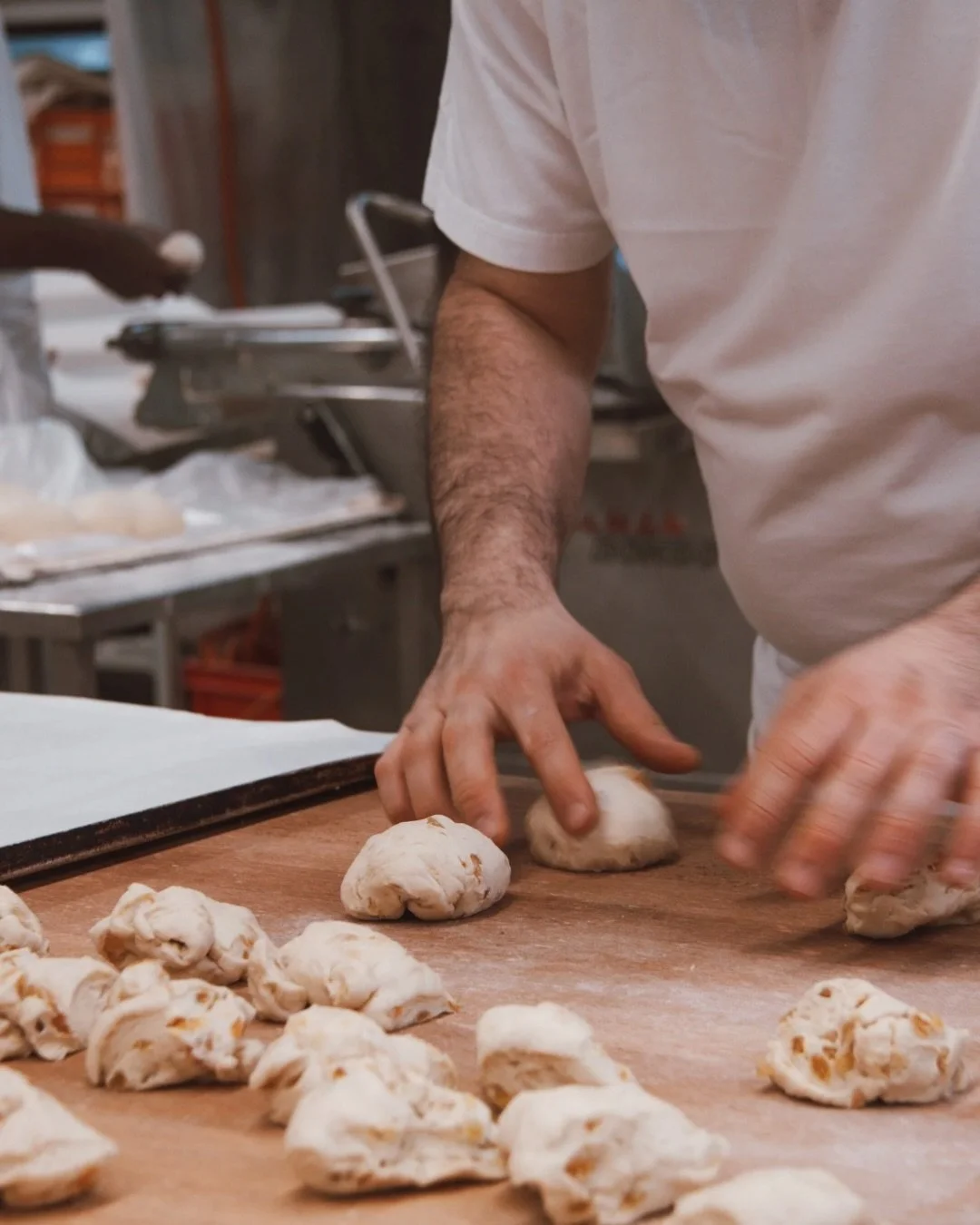 👑 Ab heute gibt es unsere feinen Dreik&ouml;nigskuchen in all unseren Bakehouse Filialen. 

Erh&auml;ltlich in den folgenden Varianten: 
&bull; 1er, 6er und 10er Nature (am 06.01. auch mit Rosinen) 
&bull; 8er mit Schoggi

Ob f&uuml;rs B&uuml;ro, di