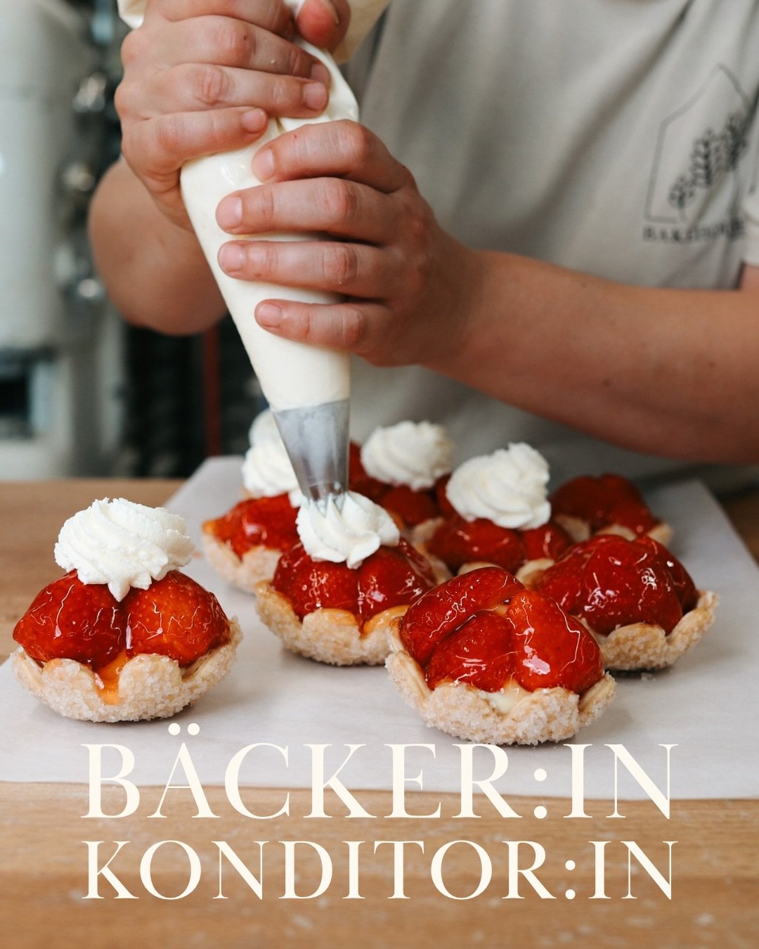 🍰 Wir suchen Verst&auml;rkung! 

Mit dem Ausbau unserer Filialen w&auml;chst auch unsere Konditorei &amp; P&acirc;tisserie &ndash; und daf&uuml;r suchen wir eine erfahrene B&auml;cker:in / Konditor:in (60-80%), die Verantwortung &uuml;bernimmt und L