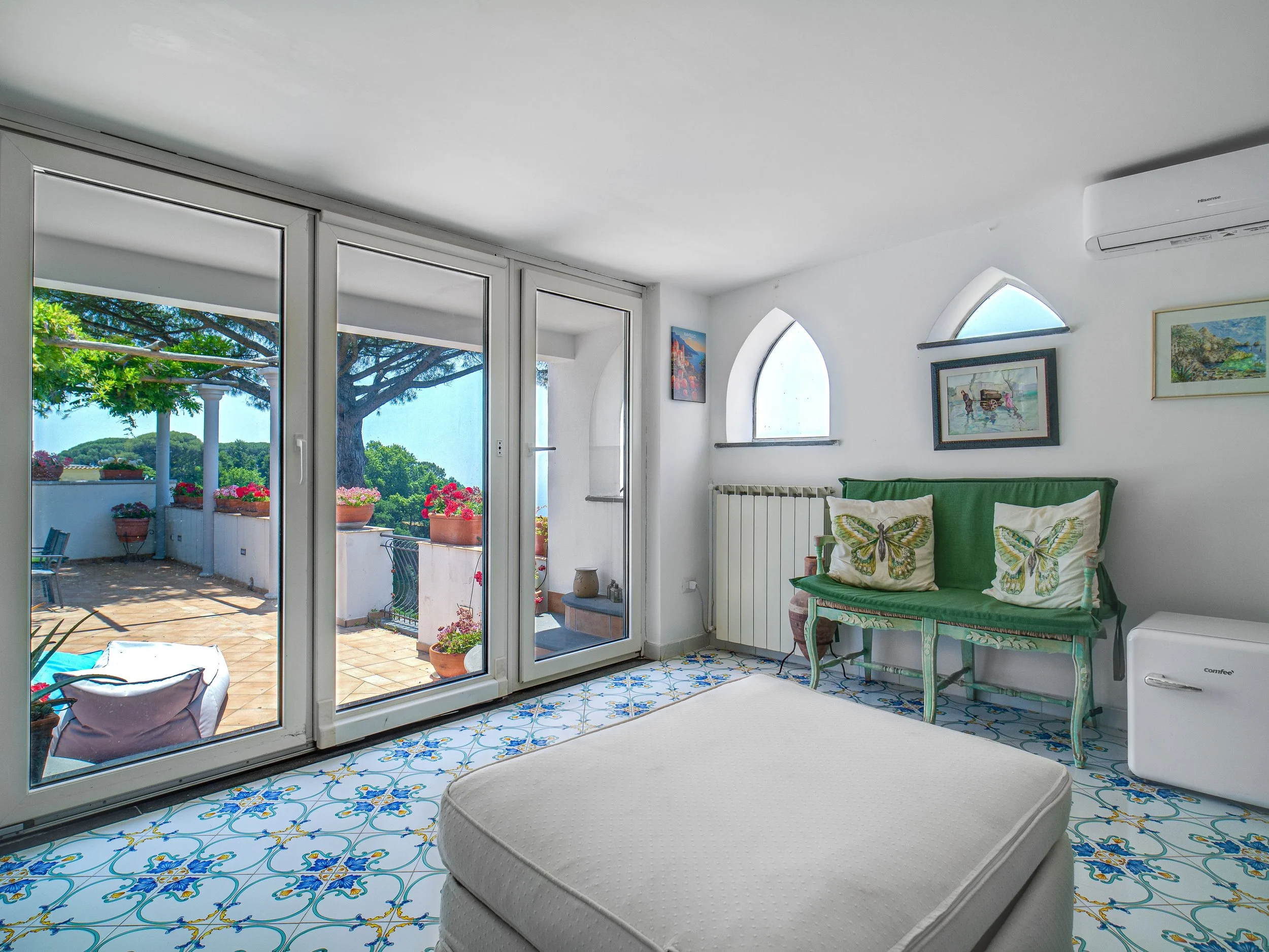 10. Soggiornino secondo piano con vista terrazzo.jpg