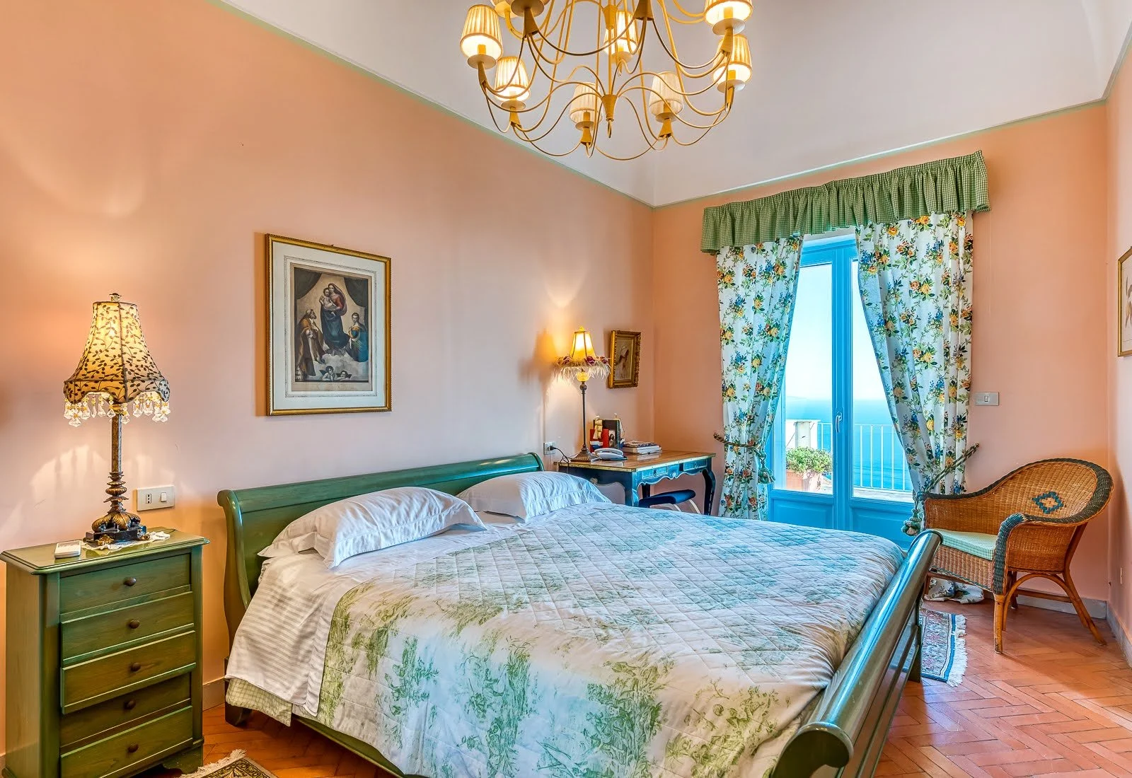 Camera da letto con terrazzino 2.jpg