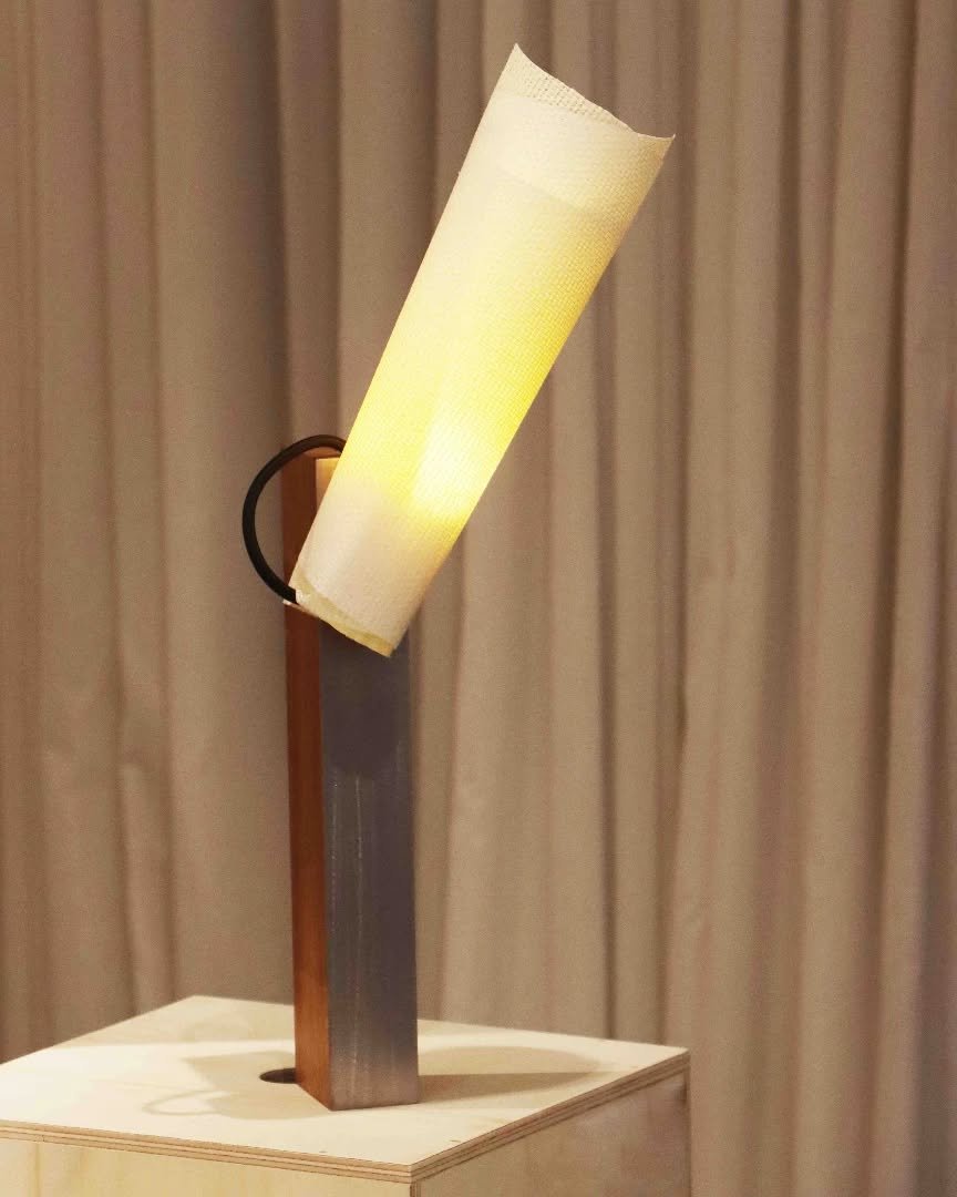 Faisceau - @victor_bois_design

Cette lampe simple et minimaliste cherche l&rsquo;&eacute;quilibre des contrastes. Entre le socle en bois massif, droit et dense, et l'abat-jour en papier, courbe et a&eacute;rien, une tension se cr&eacute;e, amplifi&e