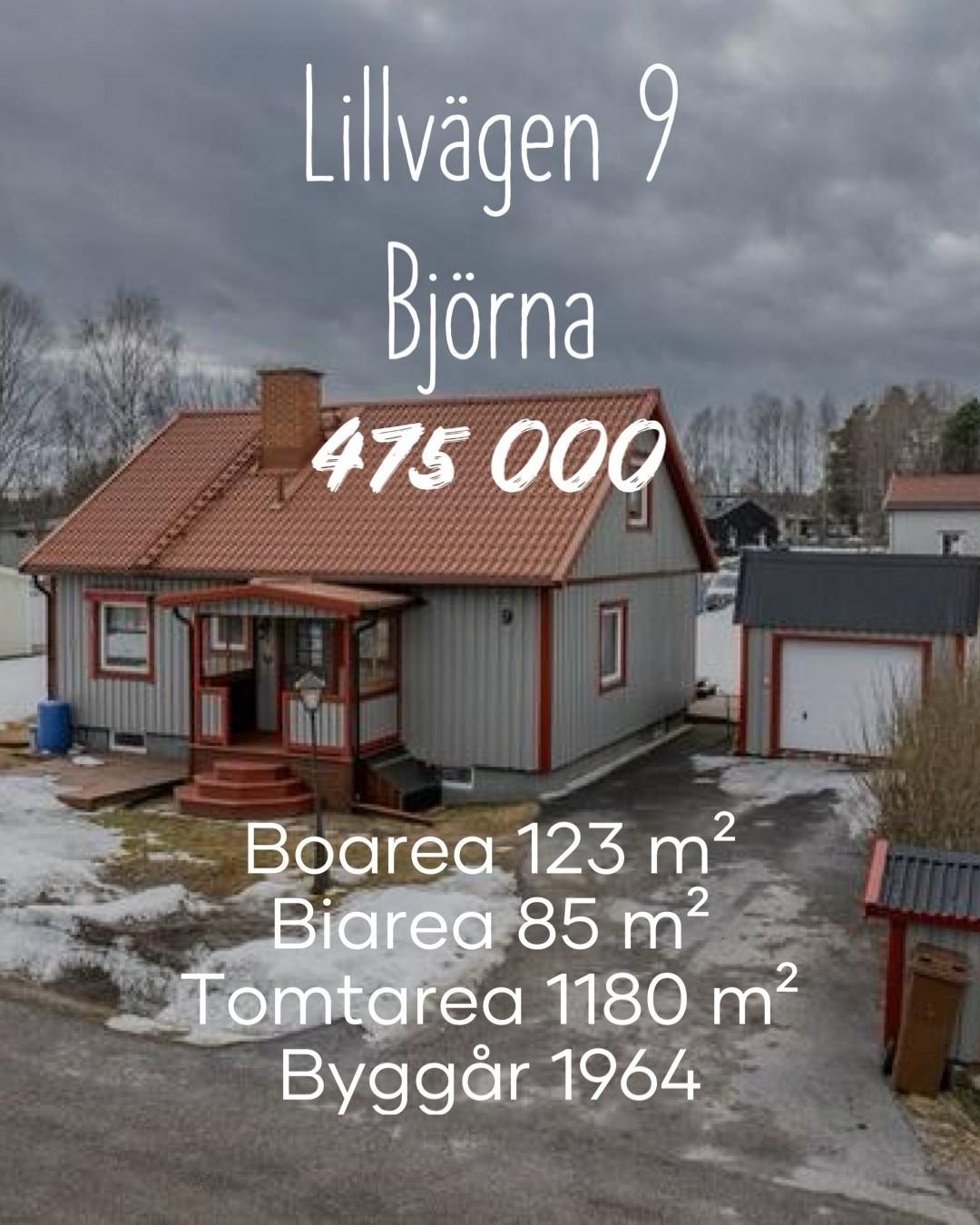 V&auml;lkomna till detta trivsamma hus med fint renoverat badrum, nytt pl&aring;ttak, nya 3-glas f&ouml;nster och fiber indraget! Bostadens entr&eacute;v&aring;ning best&aring;r av k&ouml;k, s&auml;llskapsytor, sovrum och badrum. P&aring; &ouml;verv&
