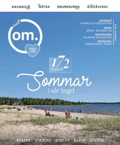 En sommarbild med en liten båt i vattnet, stenig strand och klippor med träd, under en klar blå himmel.