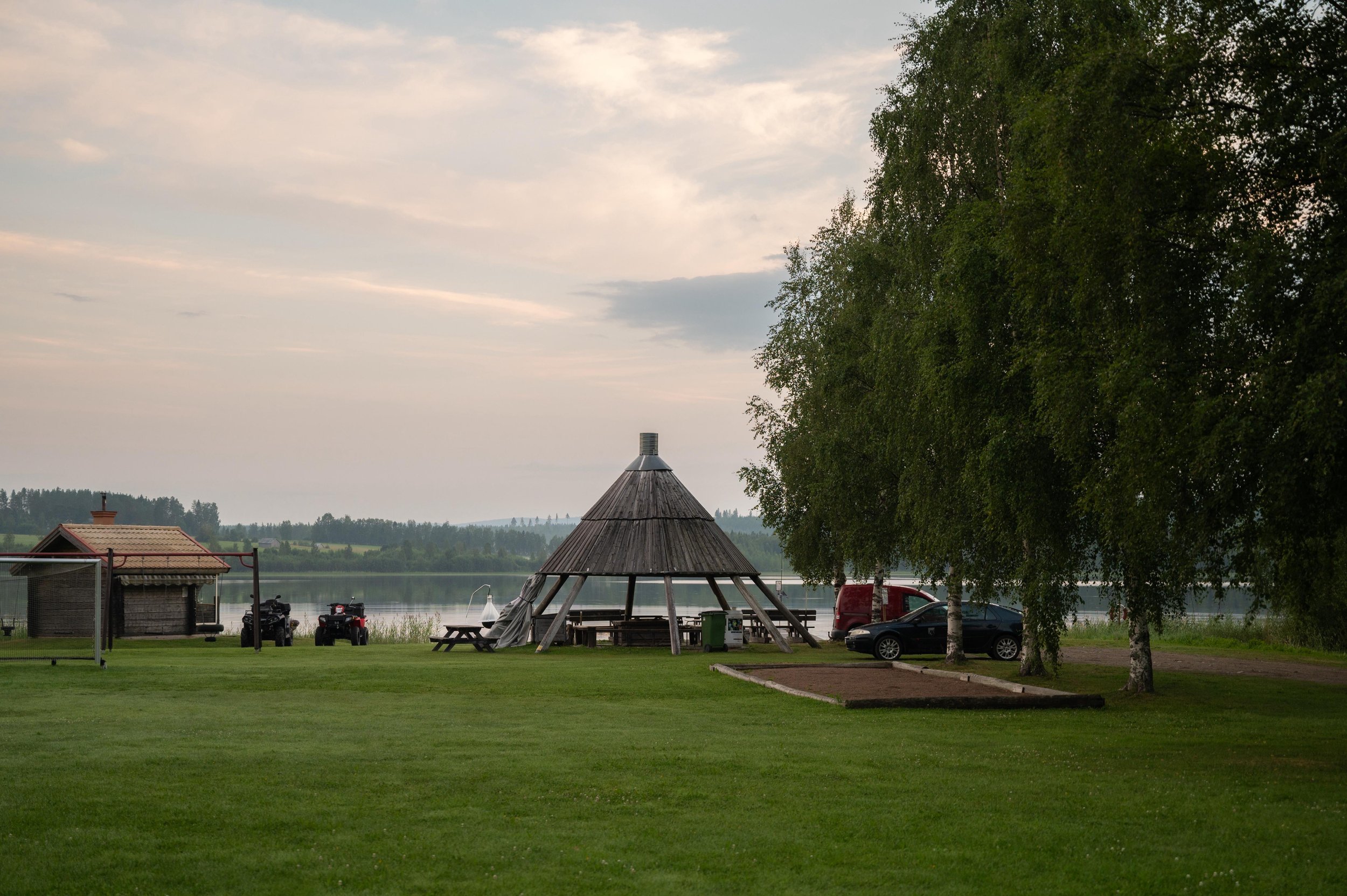 En simbelskyltskylten visar en person i vatten med vågor.