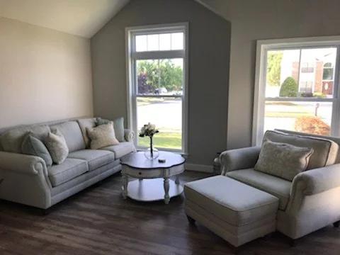 Sitting room with vaulted ceiling