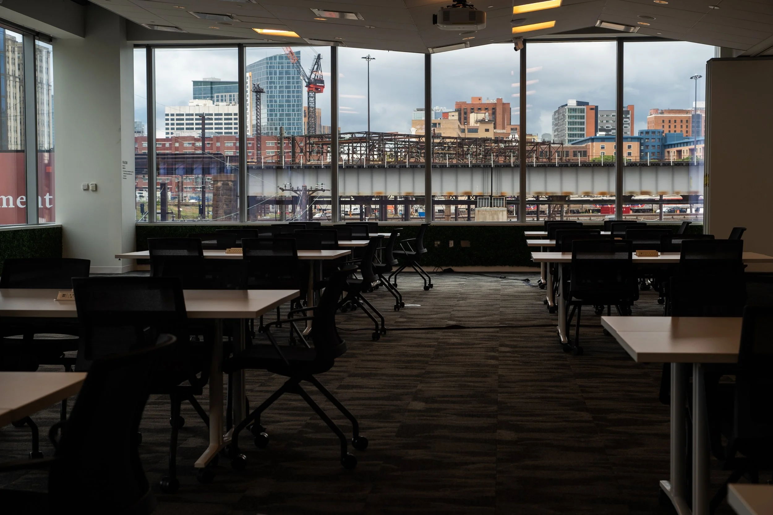 Hybrid Meetings That Actually Work: A Philadelphia Meeting Room Setup Guide