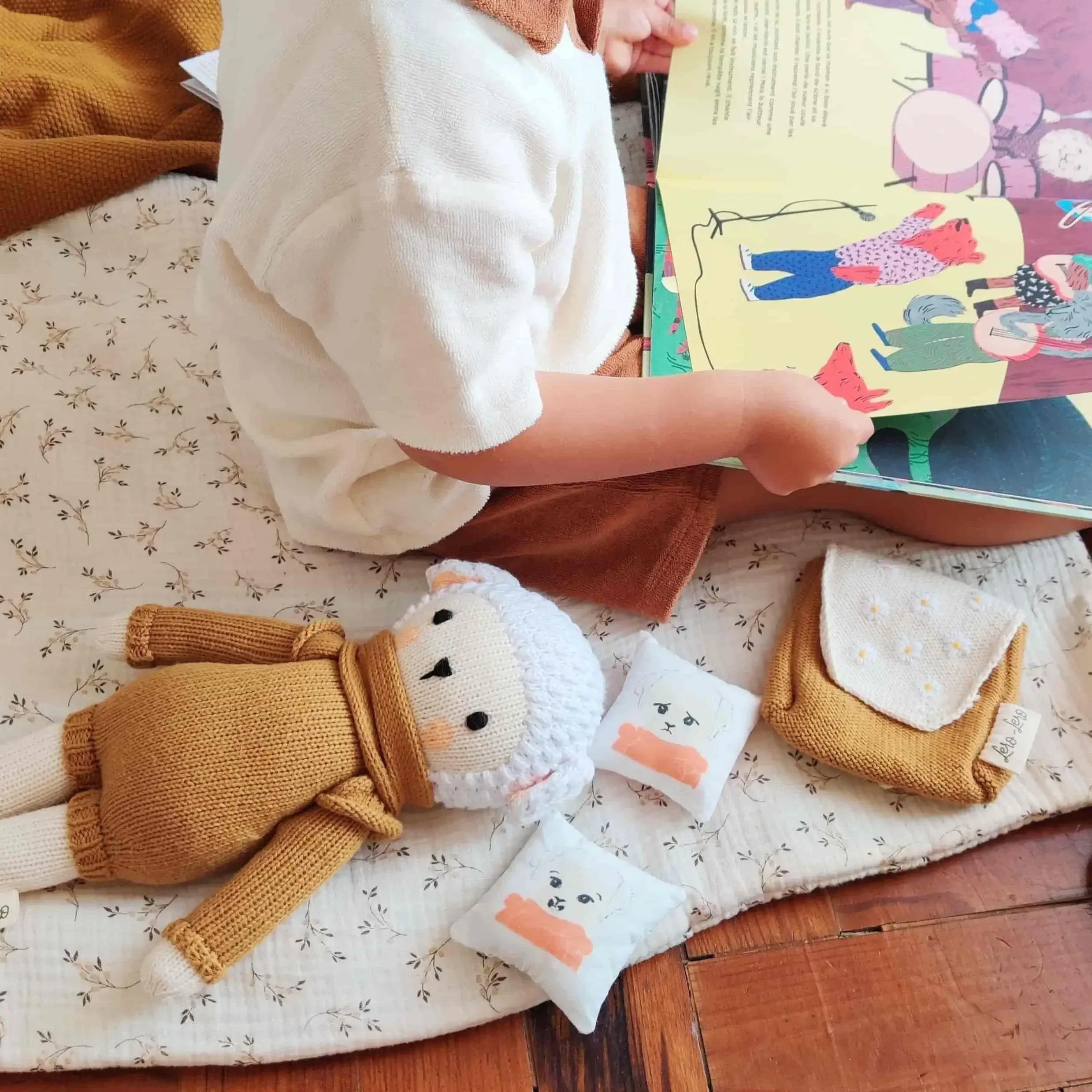 Enfant jouant avec la peluche des émotions Montessori Nino Caramel le Mouton