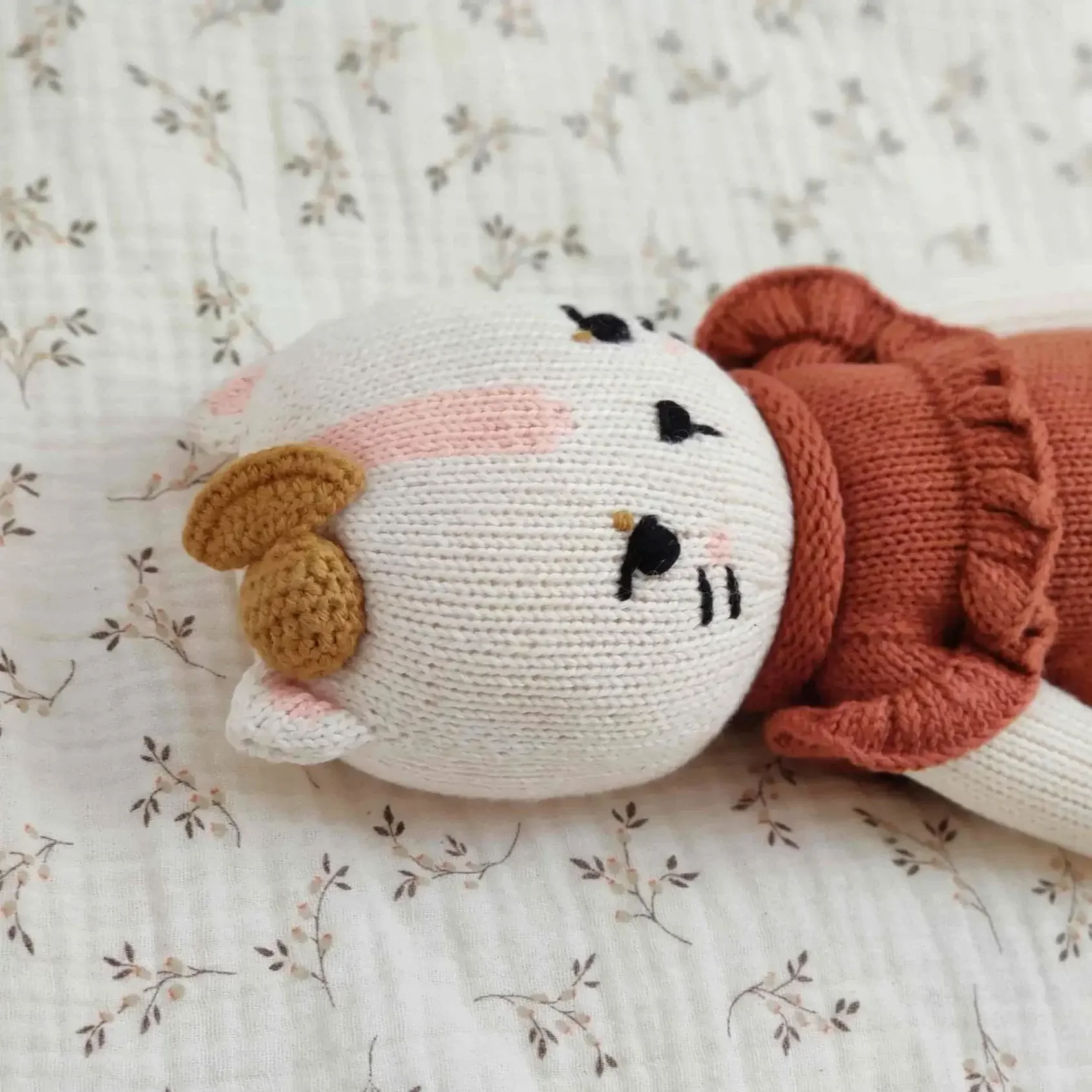 Ima, le doudou chat tricoté en coton bio au Pérou