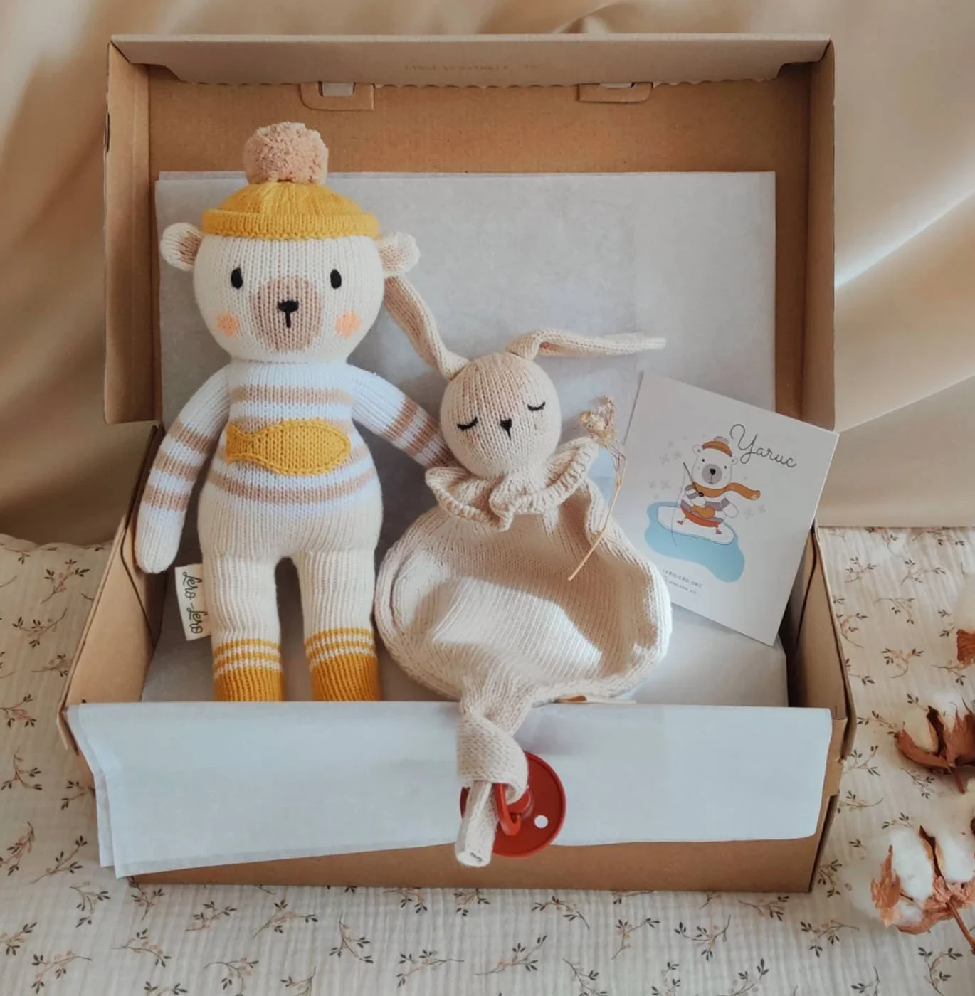 Coffret naissance Yaruc l'Ours Polaire avec la peluche des émotions Yaruc, son sac à dos des émotions à pompon et le doudou attache-tétine dans sa boîte cadeau