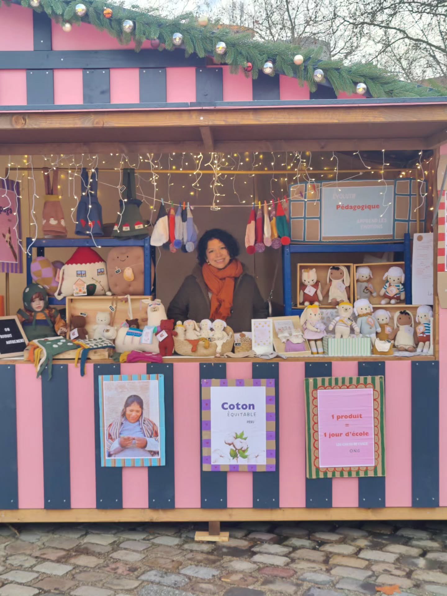 🇫🇷 Merci &agrave; tous ceux qui ont pass&eacute; par notre chalet 🎄
Vos mots, vos rires, vos vibes&hellip; vous avez illumin&eacute; mon march&eacute; de No&euml;l ✨
C&rsquo;&eacute;tait intense mais j&rsquo;ai A-DO-R&Eacute;.
Merci de soutenir le