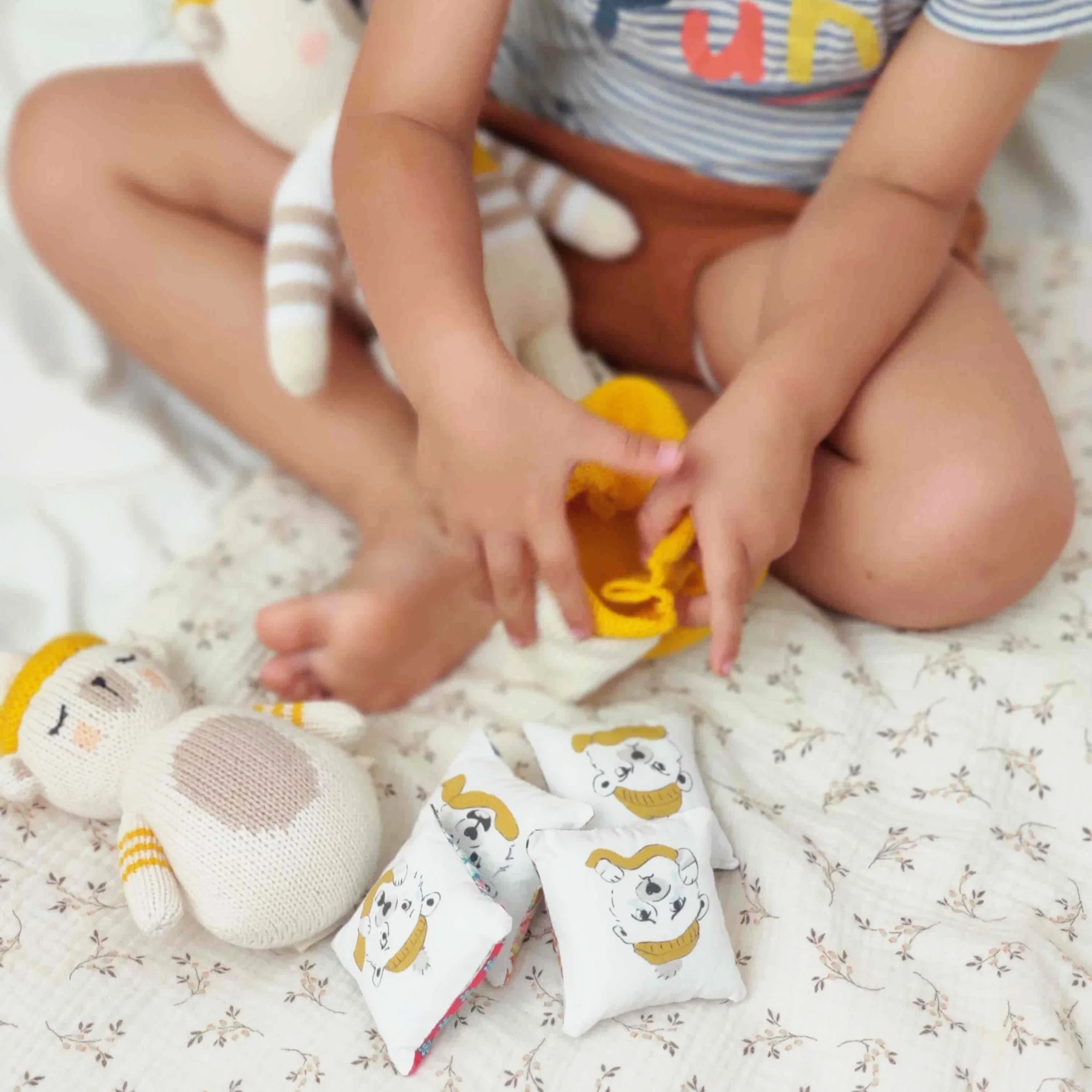 Enfant jouant avec son doudou et le sac à dos des émotions Yaruc