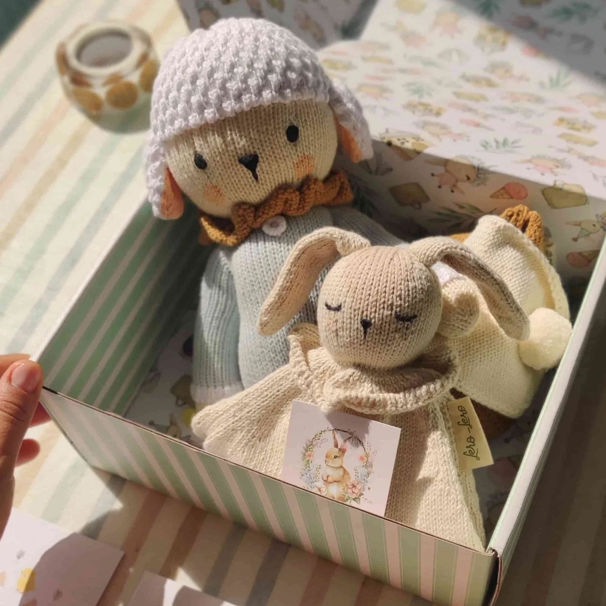 Coffret naissance Nino Rainbow le Mouton avec la peluche des émotions Nino Rainbow, son sac à dos des émotions à pompon et le doudou attache-tétine dans sa boîte cadeau