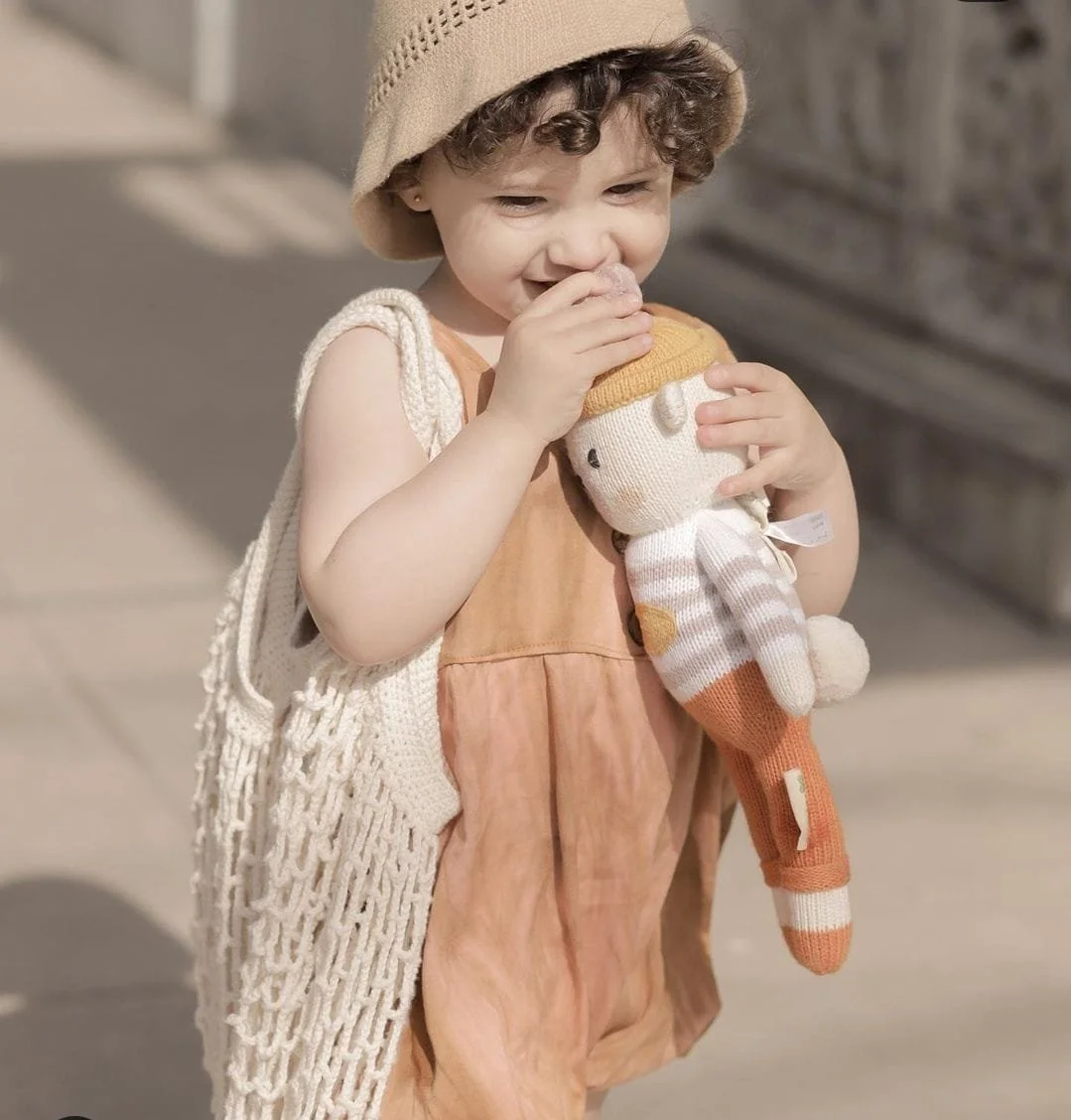 Enfant joyeux avec une peluche des émotions ours Yaruc