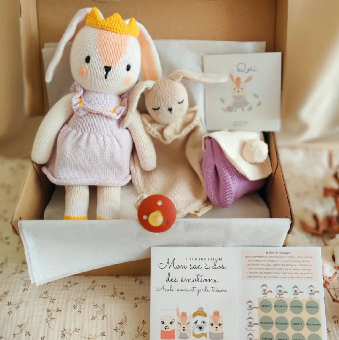 Coffret naissance Qori la Lapine avec la peluche des émotions Qori, son sac à dos des émotions à pompon et le doudou attache-tétine dans sa boîte cadeau