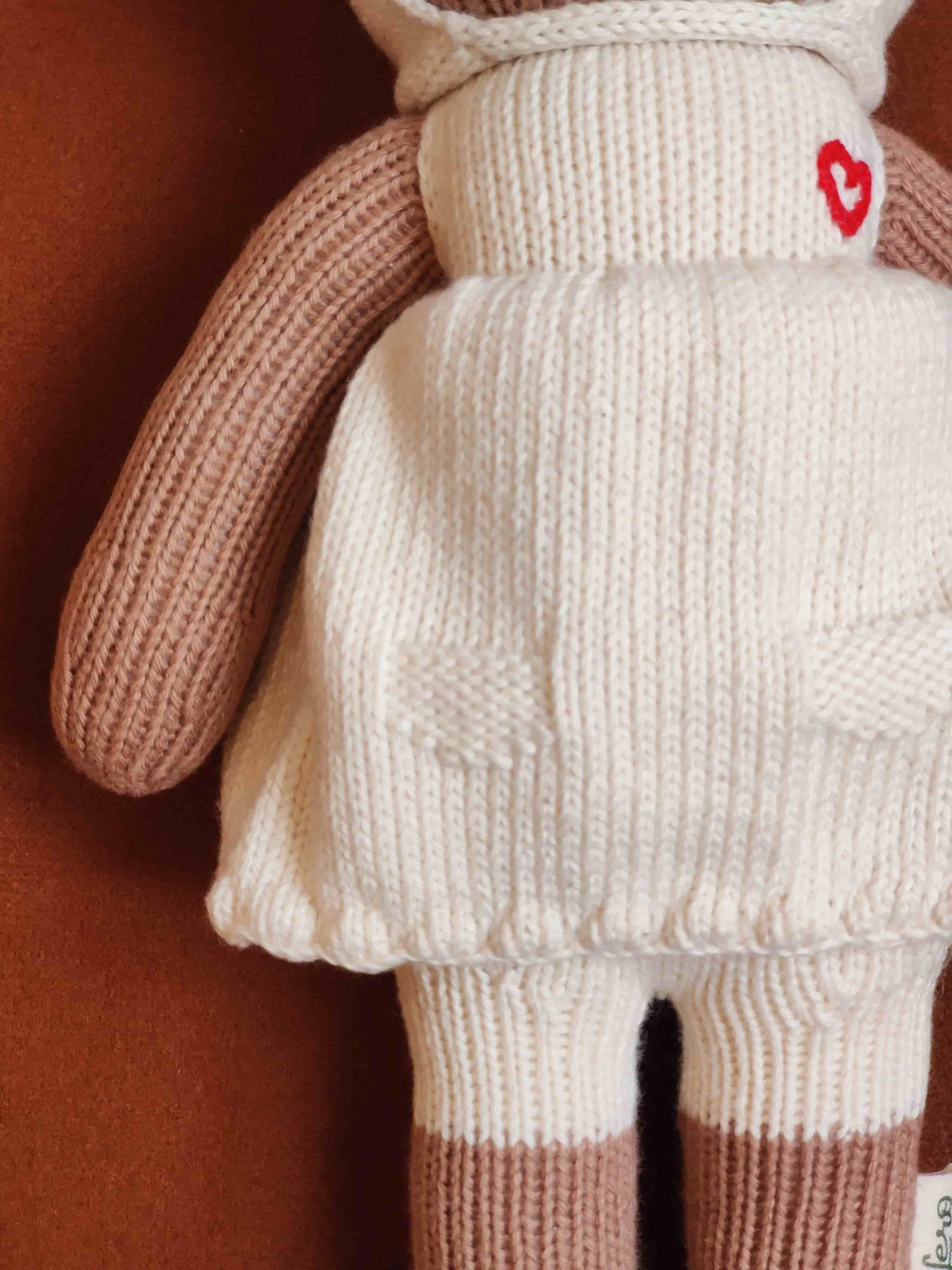 Détail du tricot en coton bio de la peluche métisse Canela