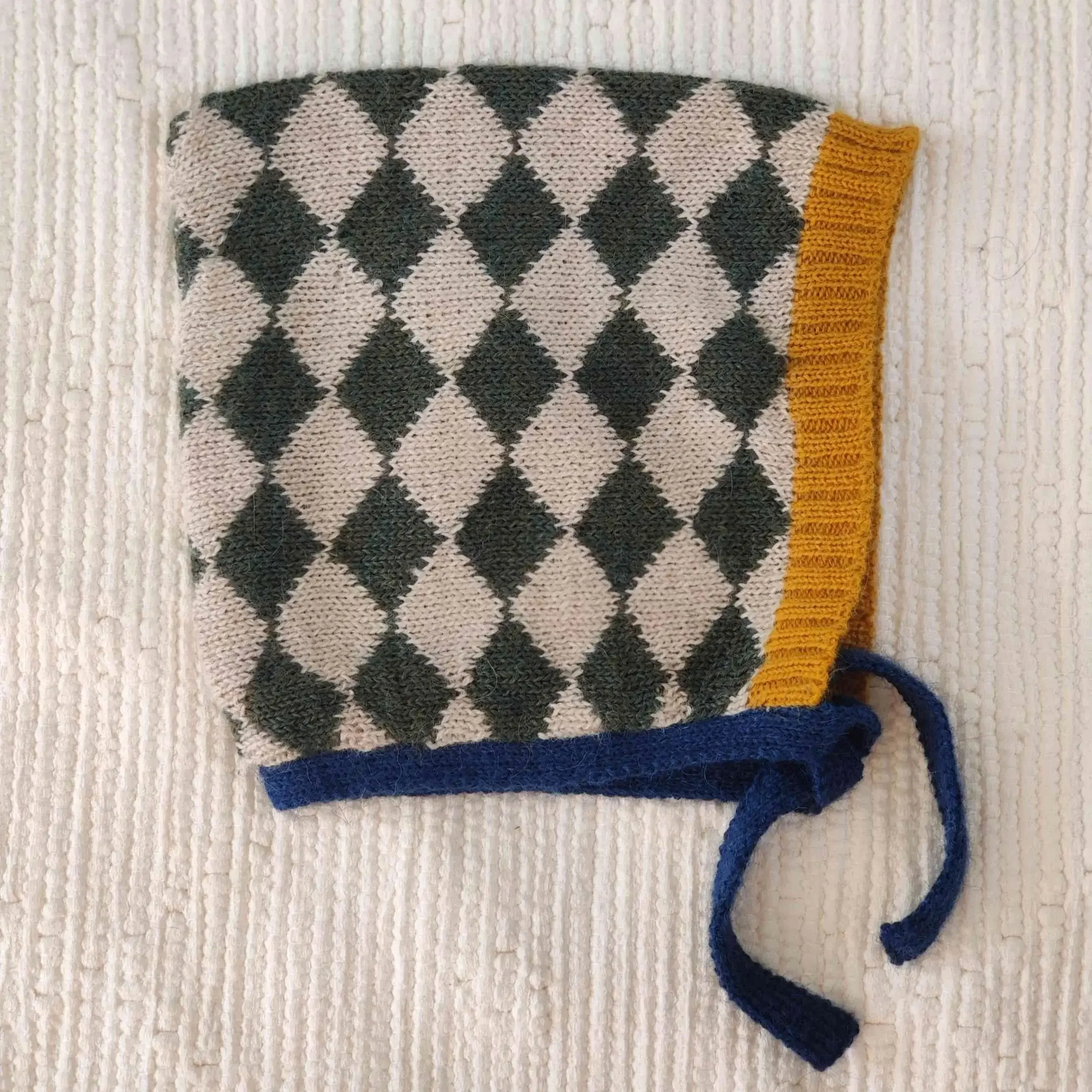 Bonnet béguin en alpaga pour bébé avec motif losanges