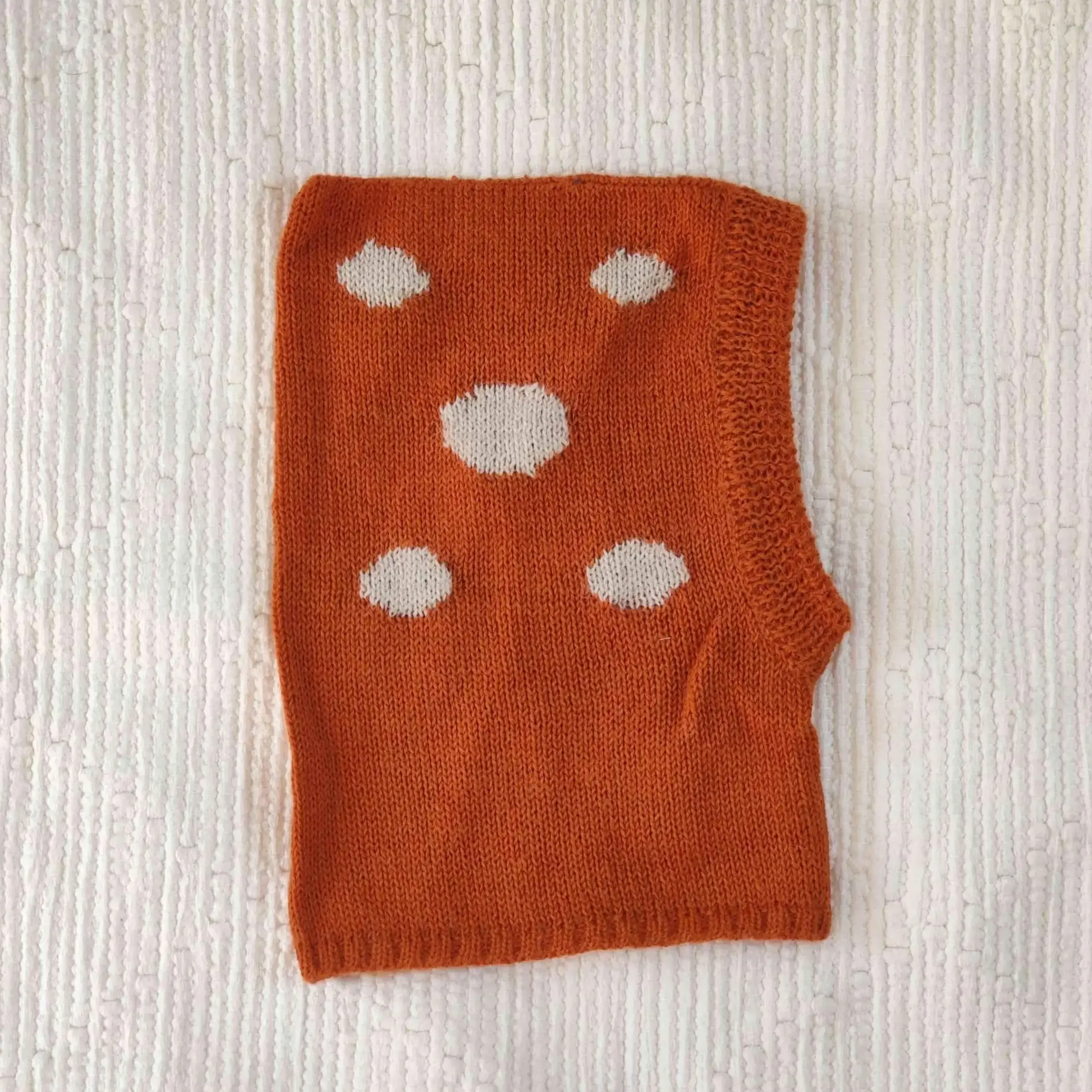 Cagoule terracotta pour bébé tricotée en laine d'alpaga avec motif champignon