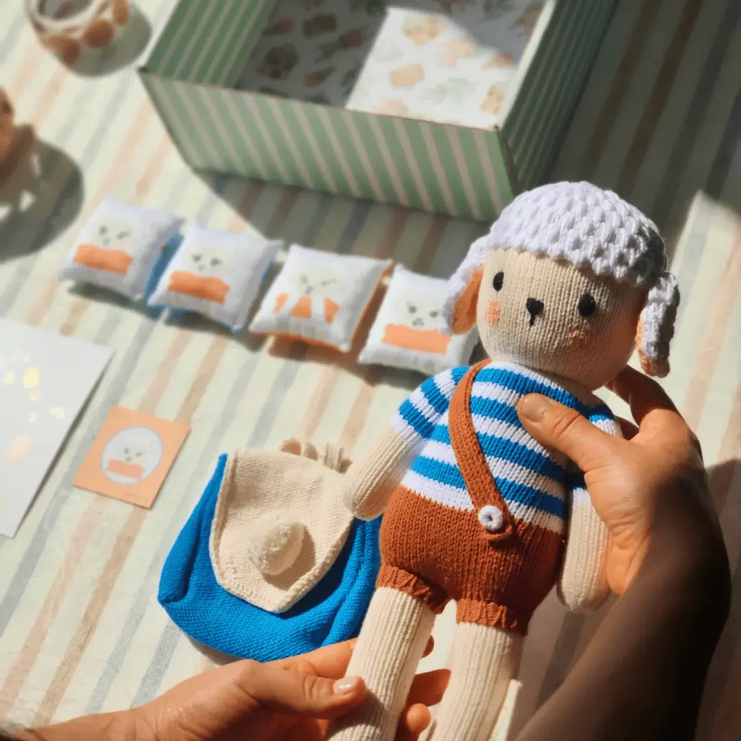Peluche mouton Nino Marin avec son sac à dos des émotions et les coussins émotions. Tricotés avec du coton bio.