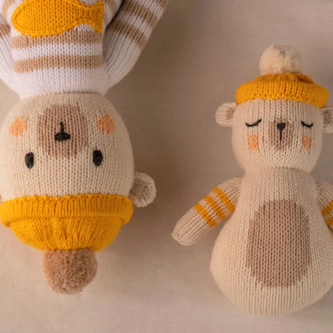 La peluche Ours Polaire Yaruc avec le hochet, tricotés artisanalement en coton bio