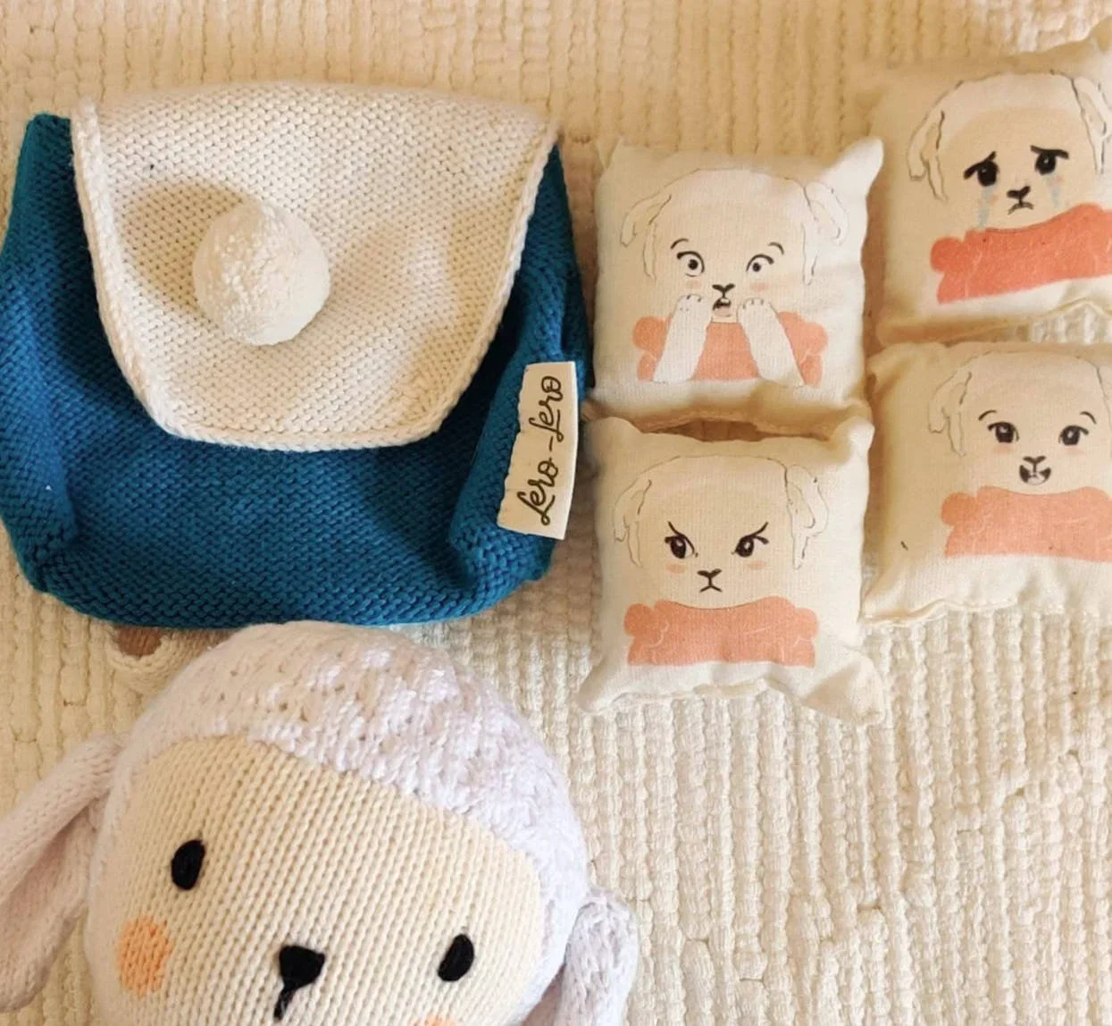 Sac à dos des émotions Nino le mouton bleu à pompon avec coussins émotionnels joie peur colère tristesse