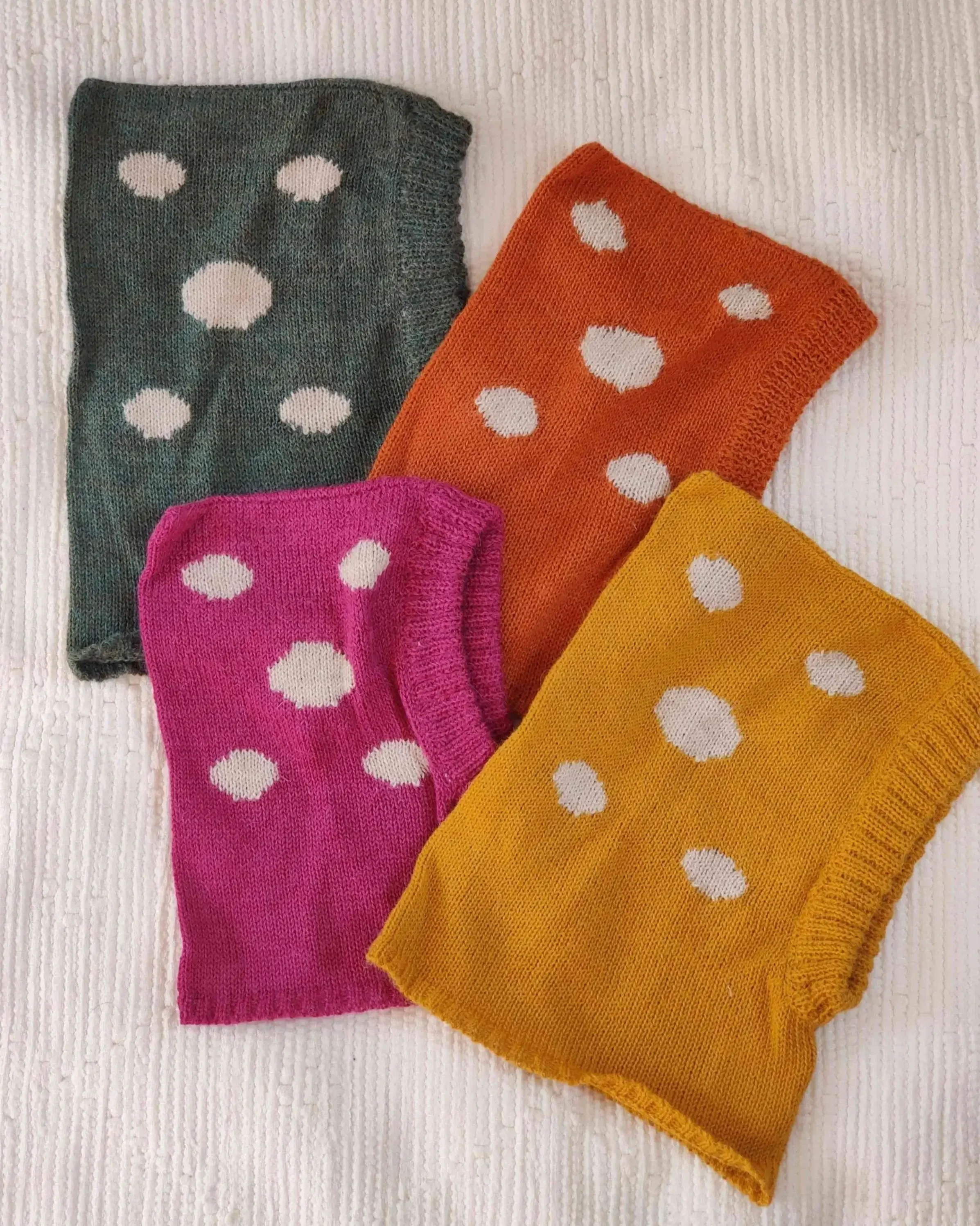 Les quatre modèles de cagoule pour bébé tricotées en alpaga avec motif champignon
